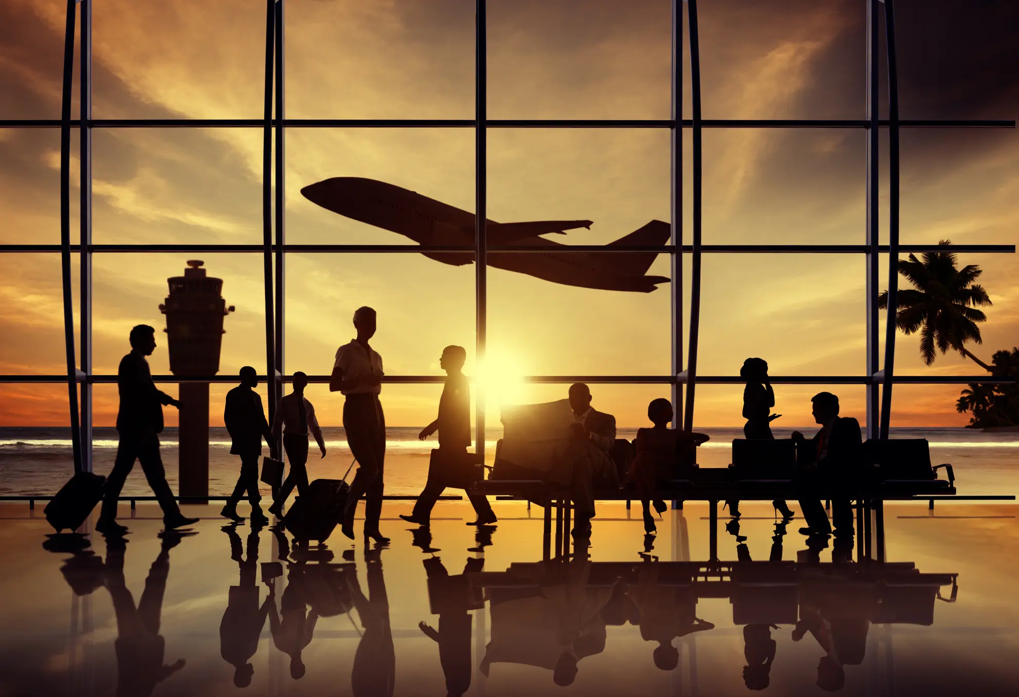 faq-noleggio-aereo-charter-flyness-air-chartering (1) Passeggeri in aeroporto al tramonto con aereo in decollo sullo sfondo, simbolo delle curiosità sul noleggio aereo charter, Flyness air chartering