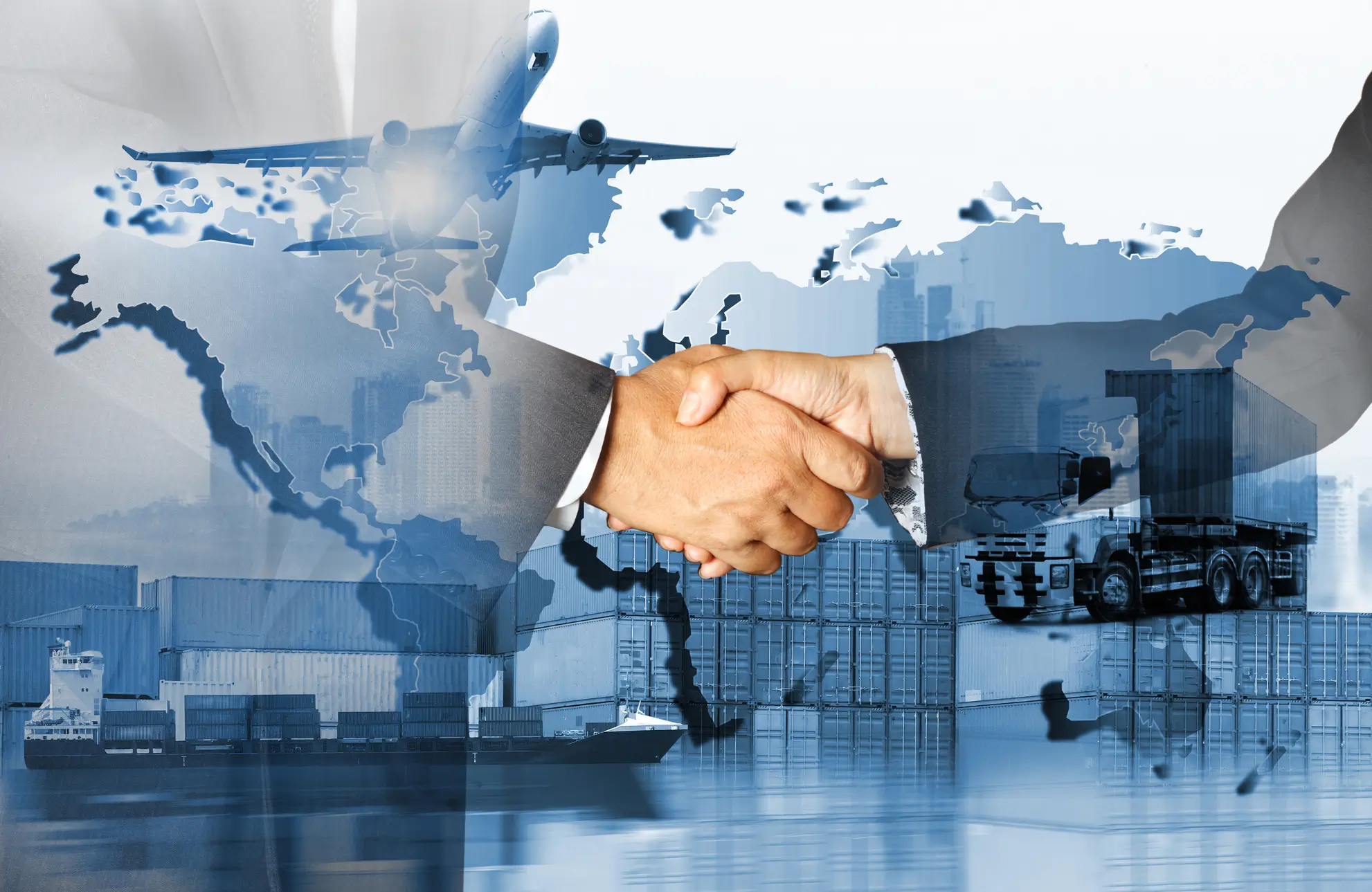 flyness-charter-broker-partnership-professionalita Stretta di mano tra professionisti su sfondo logistico e mappa, simbolo dell’affidabilità e del ruolo consulenziale di Flyness nel noleggio aereo