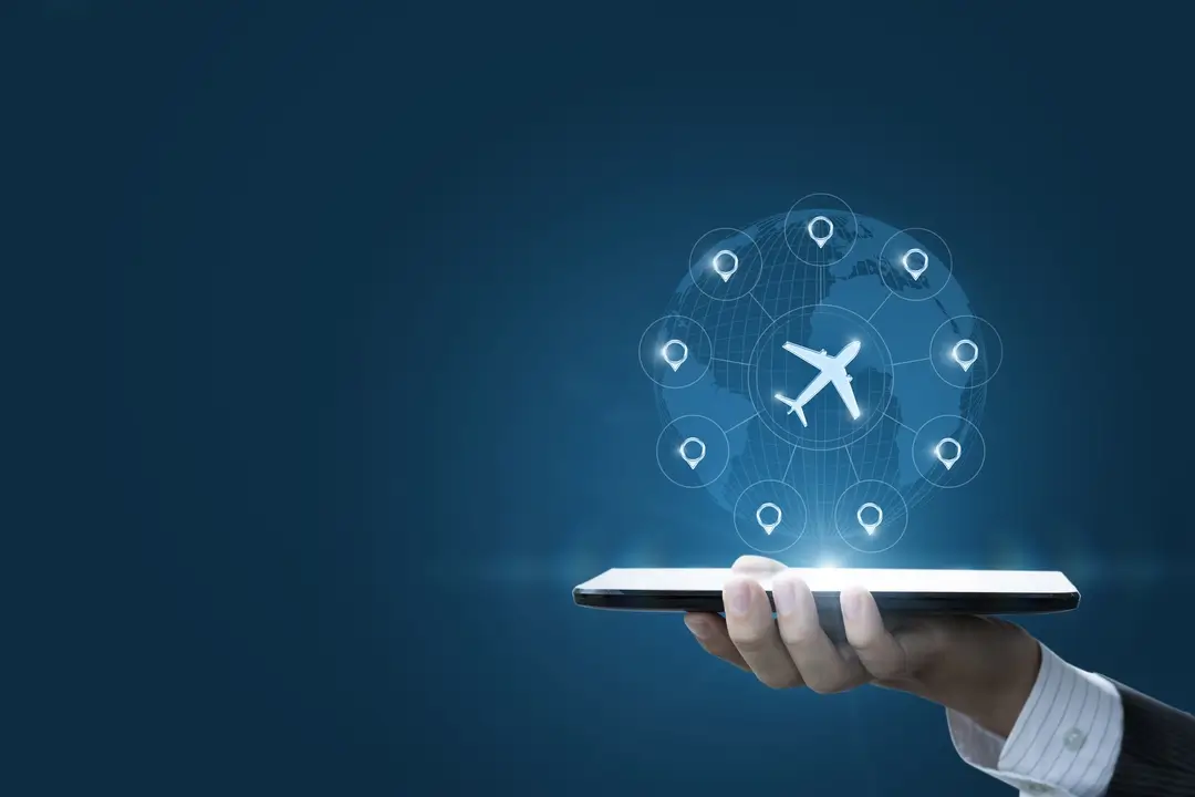 jet privati flyness come noleggiare Mano che regge un cellulare con un'icona di un aereo e punti di destinazione, simbolo di semplicità e rapidità del noleggio jet privato Flyness.