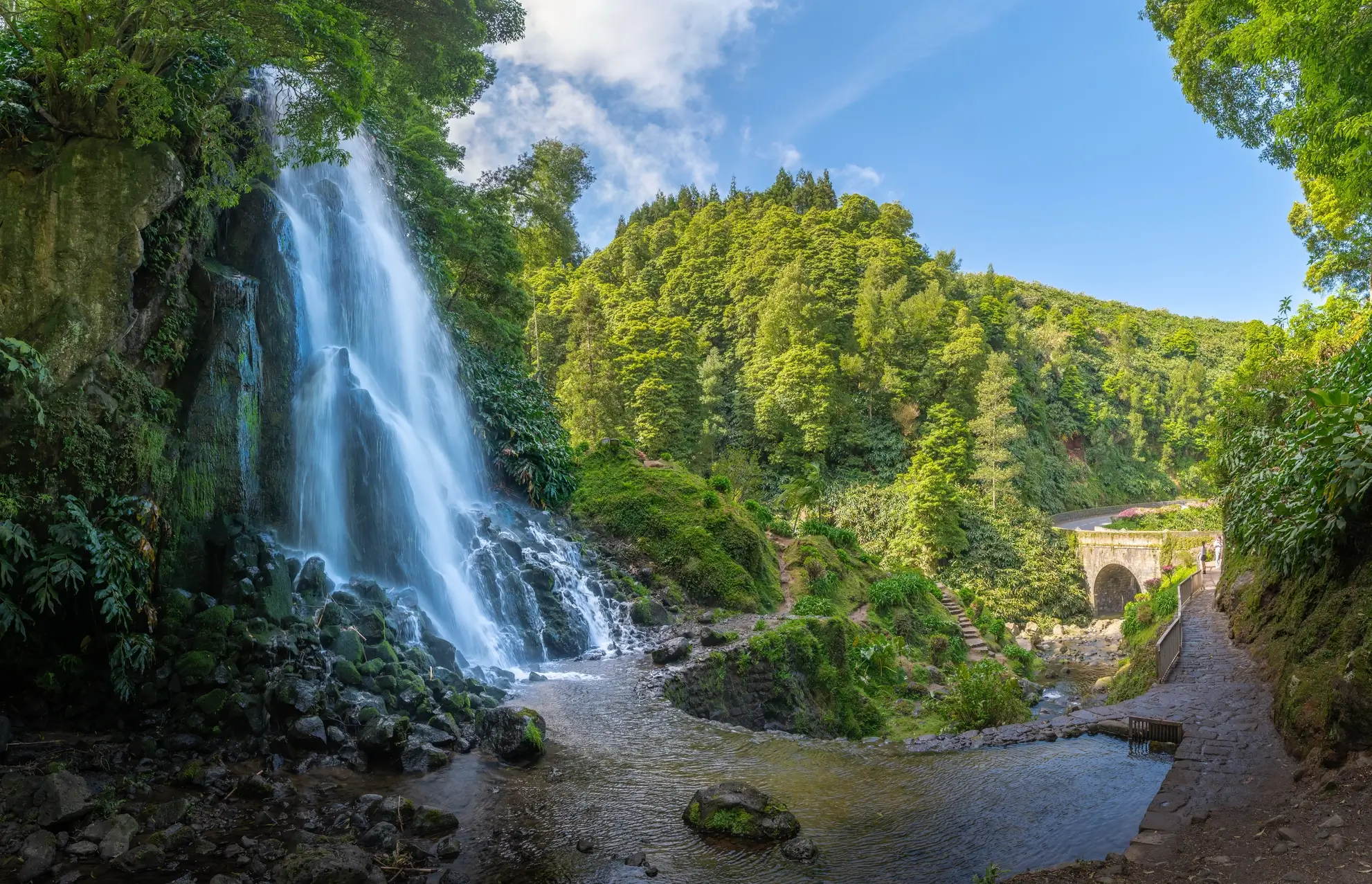 attivita-di-gruppo-incentive-azzorre-volo-flyness Cascata e sentiero nel parco Ribeira dos Caldeirões, location ideale per attività di gruppo viaggio incentive alle Azzorre, Flyness air chartering.