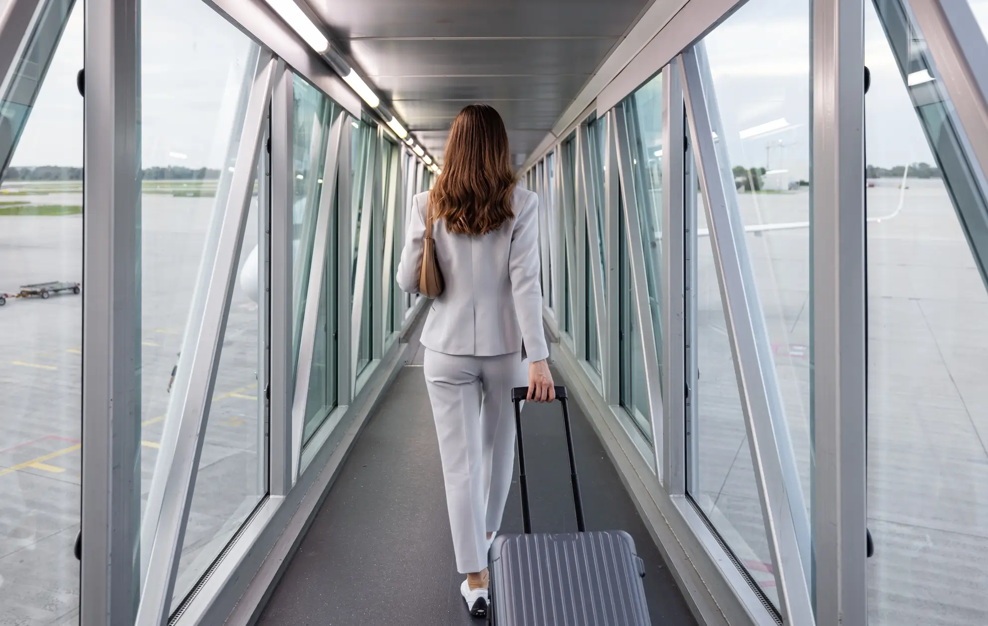 donna-imbarco-charter-incentive-flyness Professionista in viaggio per un evento aziendale, mentre si imbarca con fluidità e senza attese: i vantaggi di un volo charter su misura Flyness.