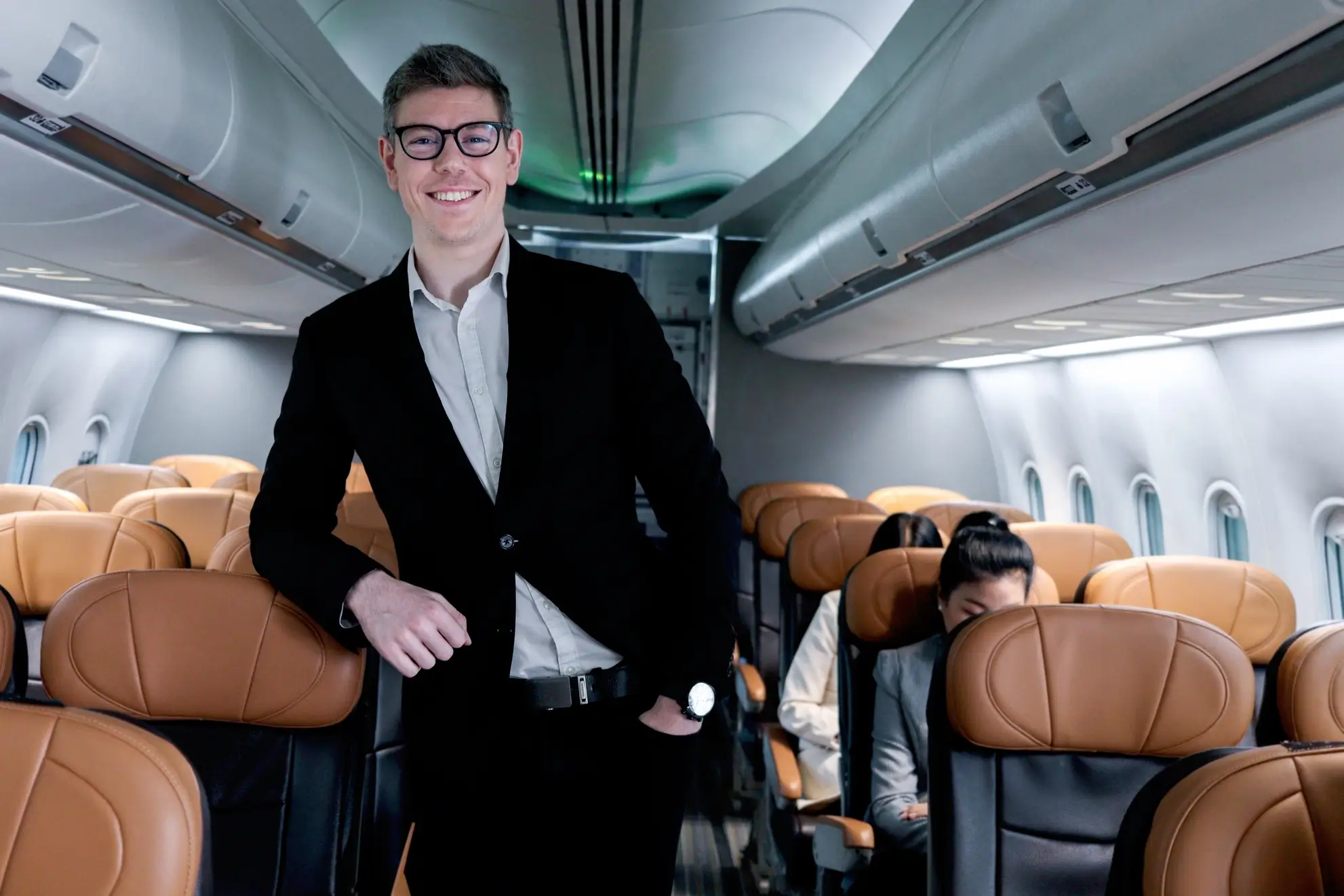 interno-volo-charter-flyness-evento-aziendale Professionista a bordo di un volo charter aziendale, simbolo di comfort, efficienza e soddisfazione dell’esperienza di viaggio con Flyness.