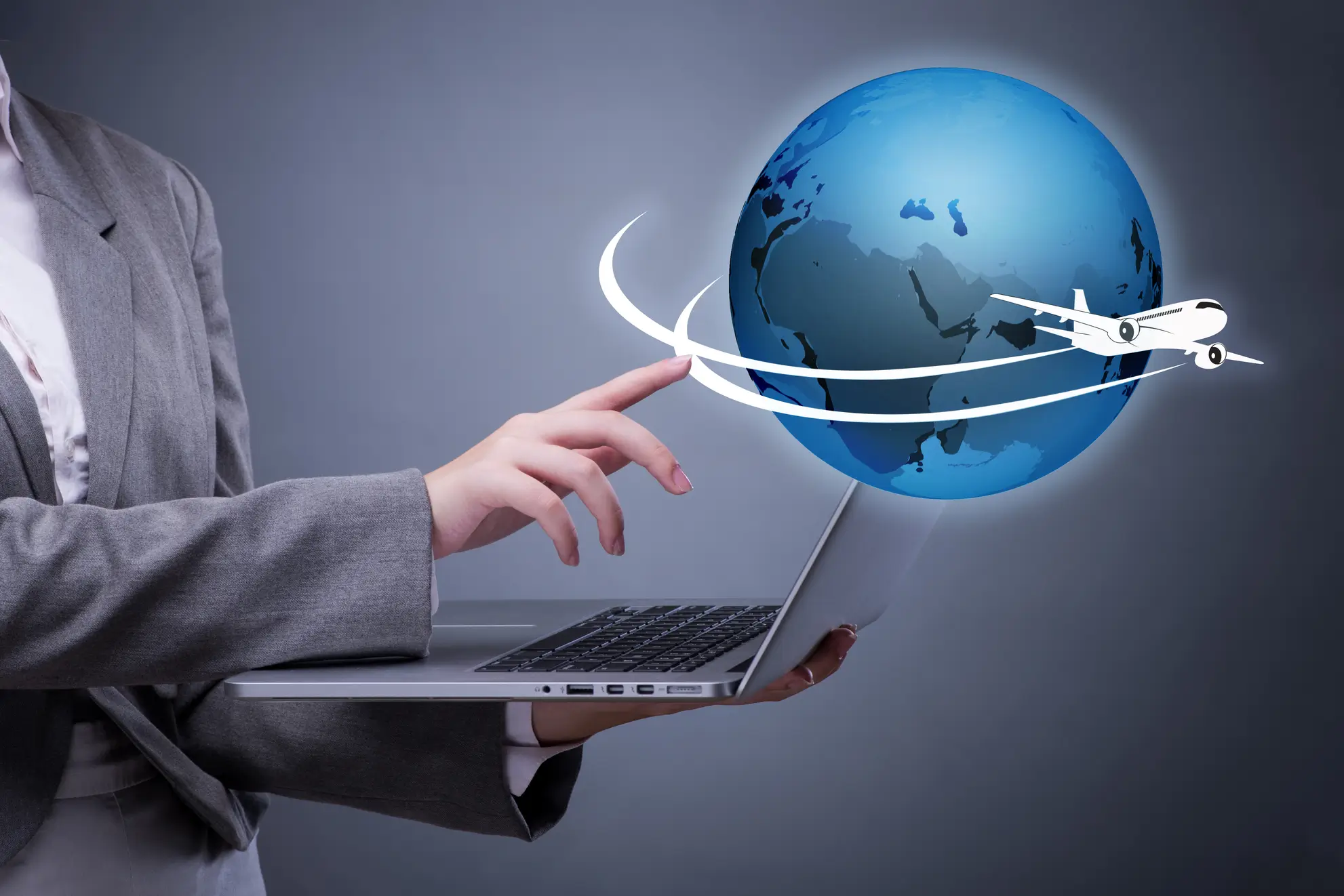 organizzare-volo-charter-flyness-eventi-aziendali Pianificazione di un volo aziendale digitale: manager seleziona destinazioni su laptop, simbolo di organizzazione efficiente con Flyness