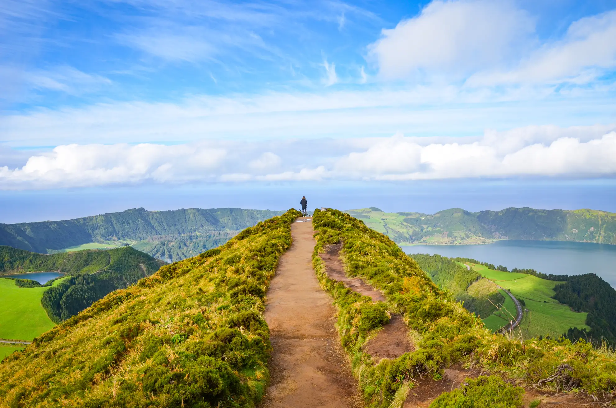 perche-scegliere-viaggio-incentive-azzorre-flyness-aero Sentiero panoramico a São Miguel, Azzorre: destinazione ideale per viaggi incentive aziendali autentici e rigeneranti con volo charter Flyness.