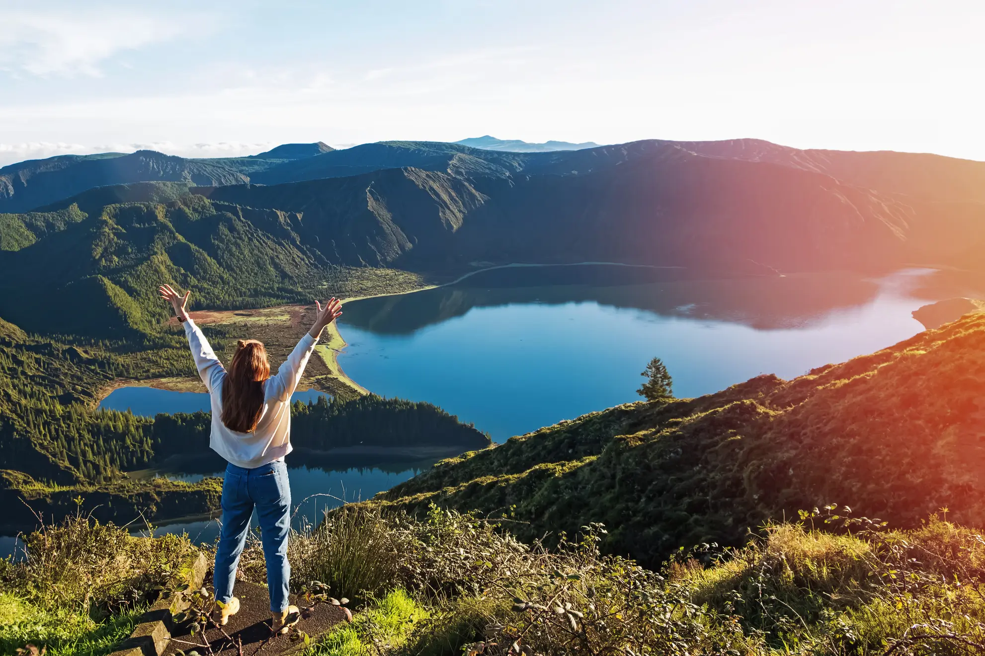 viaggio-incentive-azzorre-destinazione-ideale-flyness Donna di spalle davanti al lago nelle Azzorre. Viaggio incentive rigenerante e ispirazionale per gruppi aziendali con volo charter Flyness.