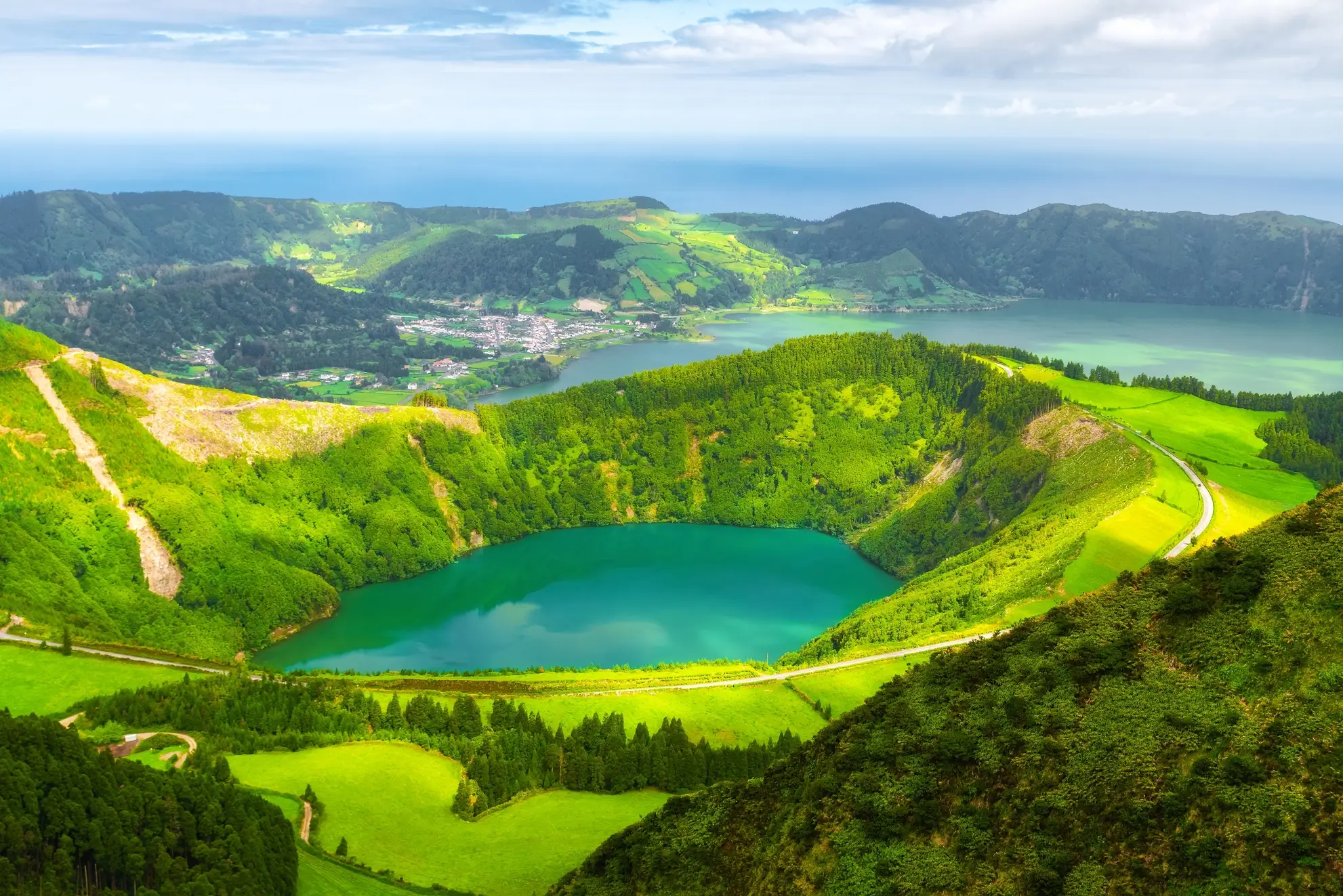 viaggio-incentive-azzorre-flyness-air-chartering Vista panoramica sul lago vulcanico di Sete Cidades nelle Azzorre, ideale per viaggi incentive aziendali sostenibili, con volo charter Flyness.