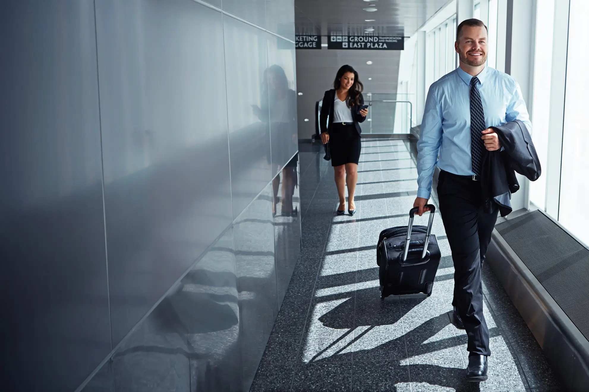 viaggio-incentive-partenza-aeroporto-charter-flyness Professionisti in viaggio per un evento incentive, mentre si dirigono al gate: energia, e spirito di gruppo con Flyness air charter broker