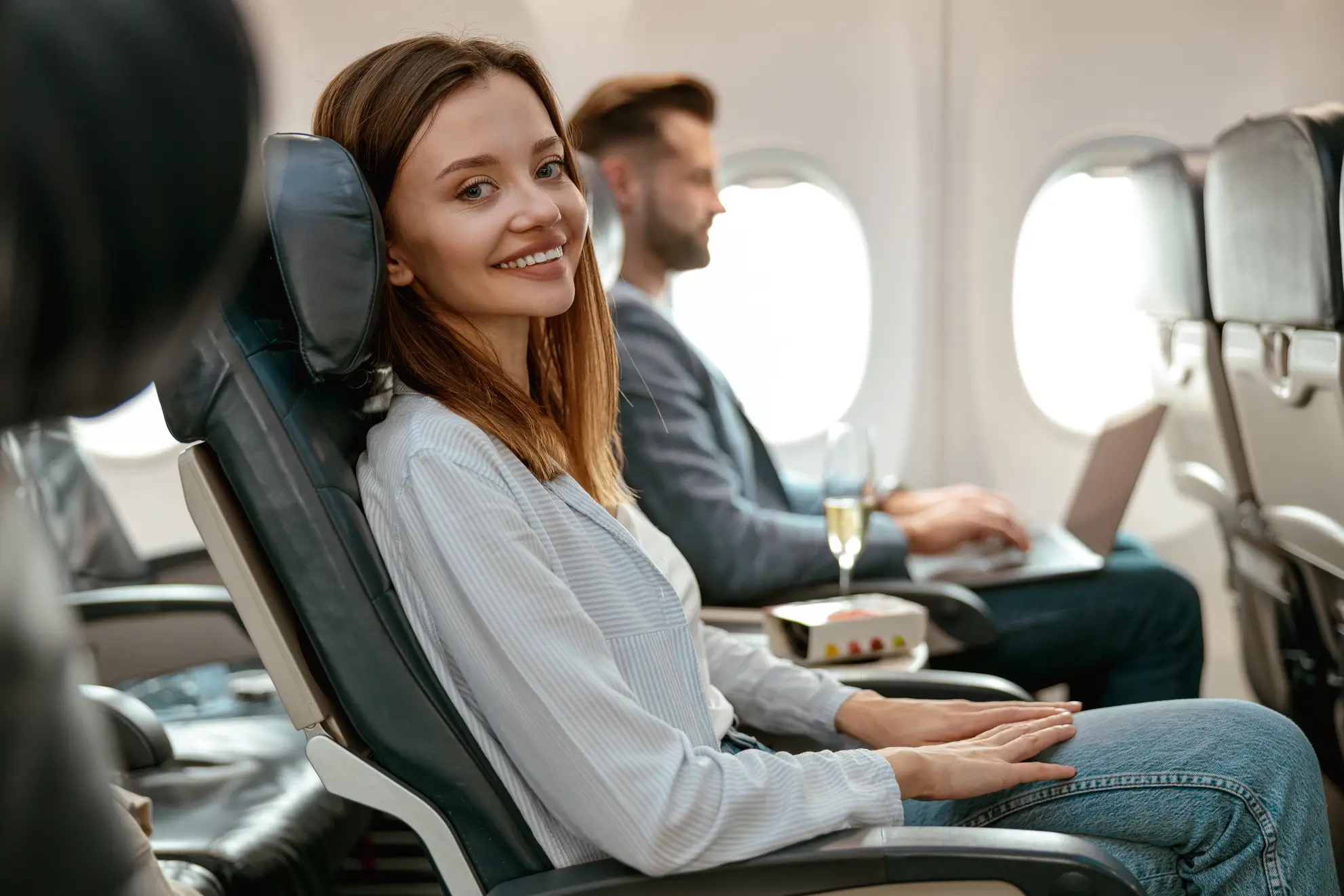 volo-charter-personalizzato-flyness-esperienza Passeggeri sorridenti a bordo di un volo charter, simbolo dell’esperienza personalizzata offerta da Flyness per viaggi incentive aziendali.