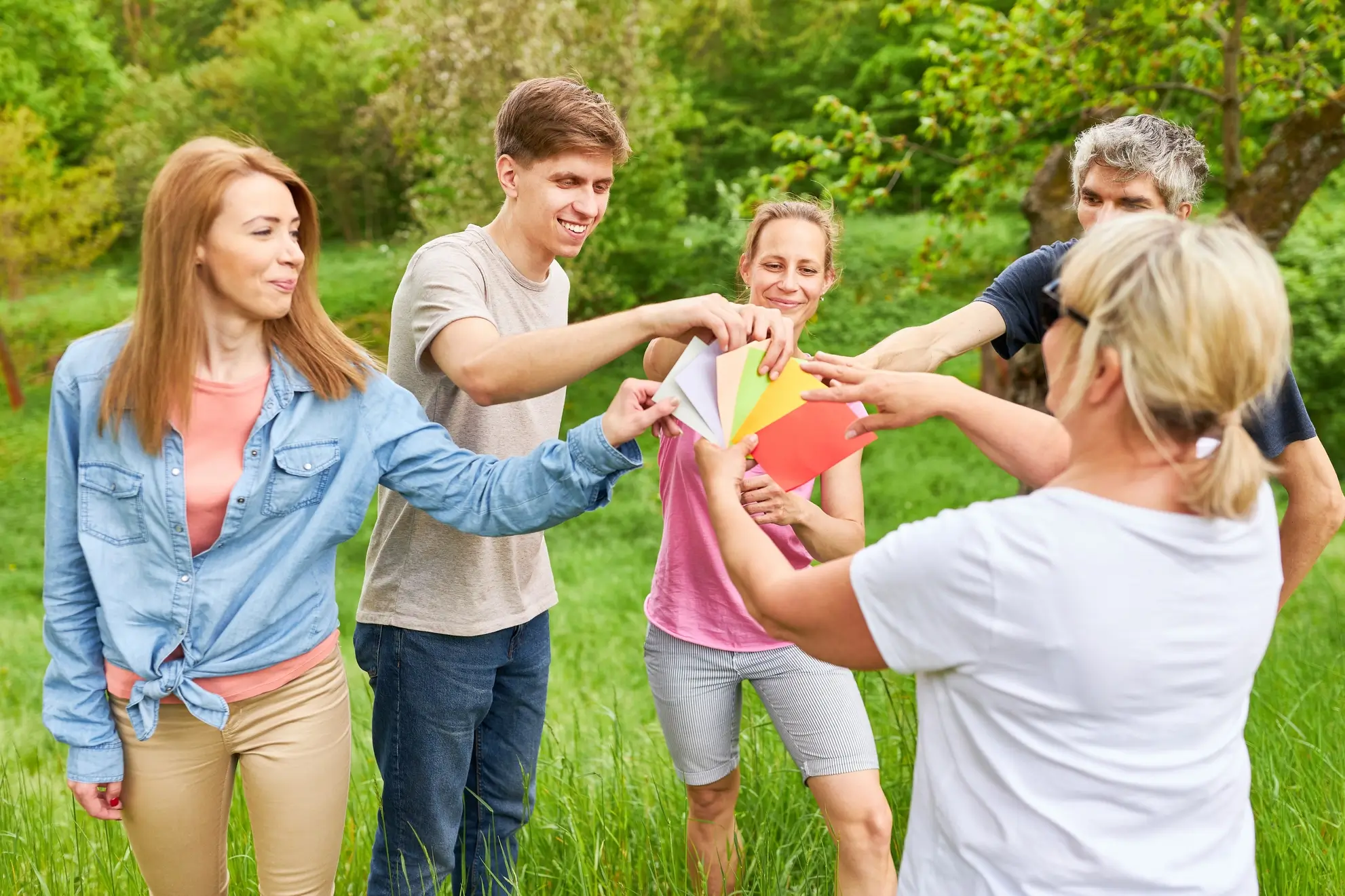 Persone che partecipano a un’attività di team building all’aperto durante un viaggio incentive in Transilvania, Flyness air charter broker.