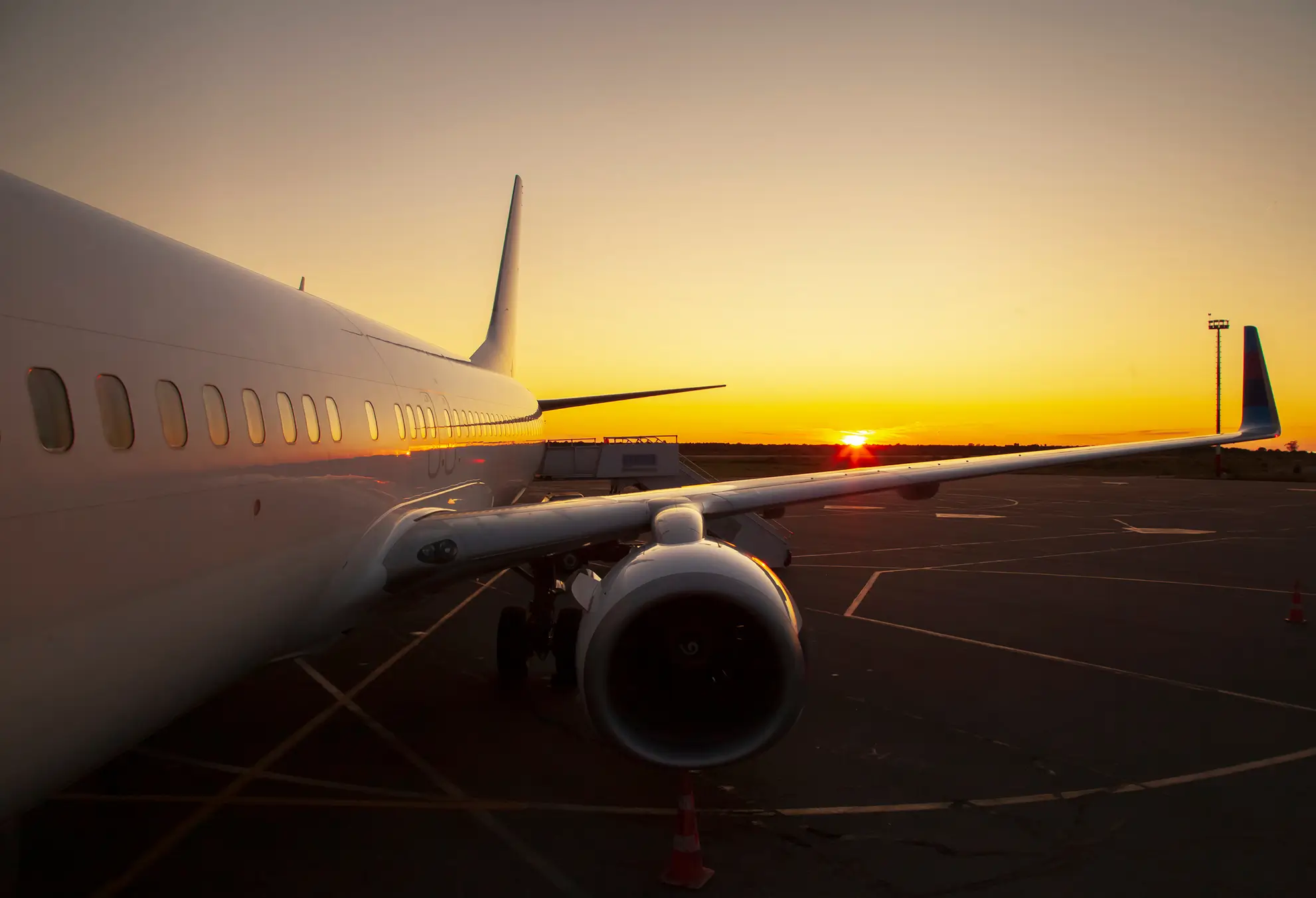 Aereo pronto al decollo al tramonto. Simbolo della scelta strategica di un volo charter per trasferte sportive complesse o urgenti.