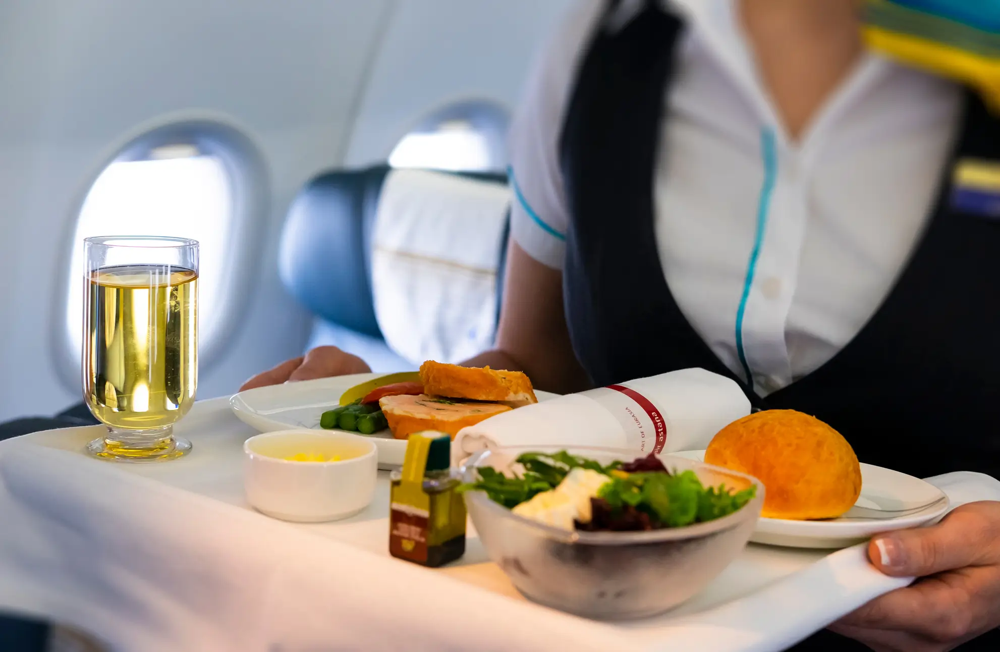 Pasto servito a bordo di un volo charter personalizzato durante un viaggio incentive in Transilvania con Flyness, air charter broker