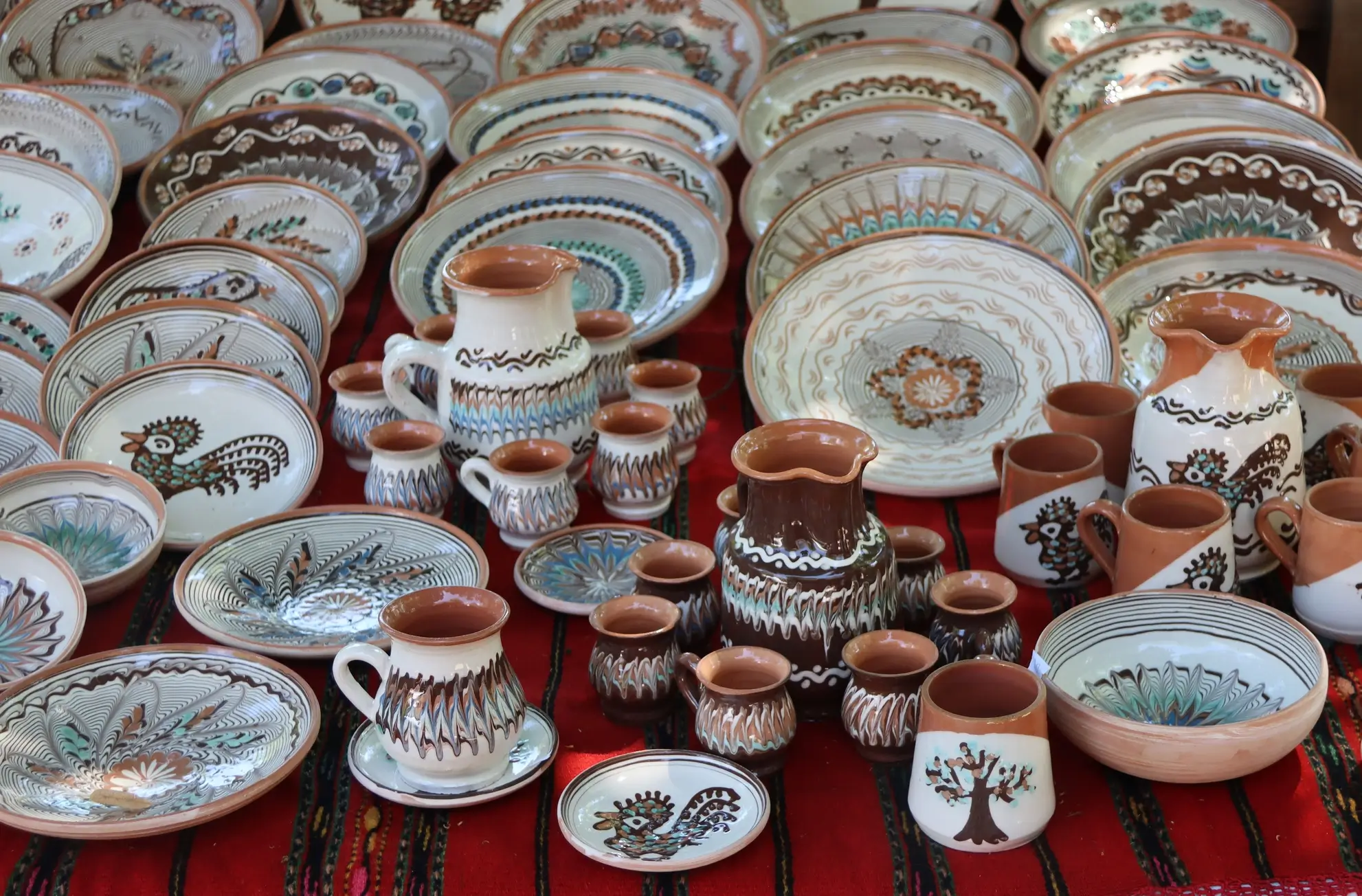 Ceramiche tradizionali della Transilvania, simbolo di cultura locale e sostenibilità nei viaggi incentive aziendali, Flyness air chartering