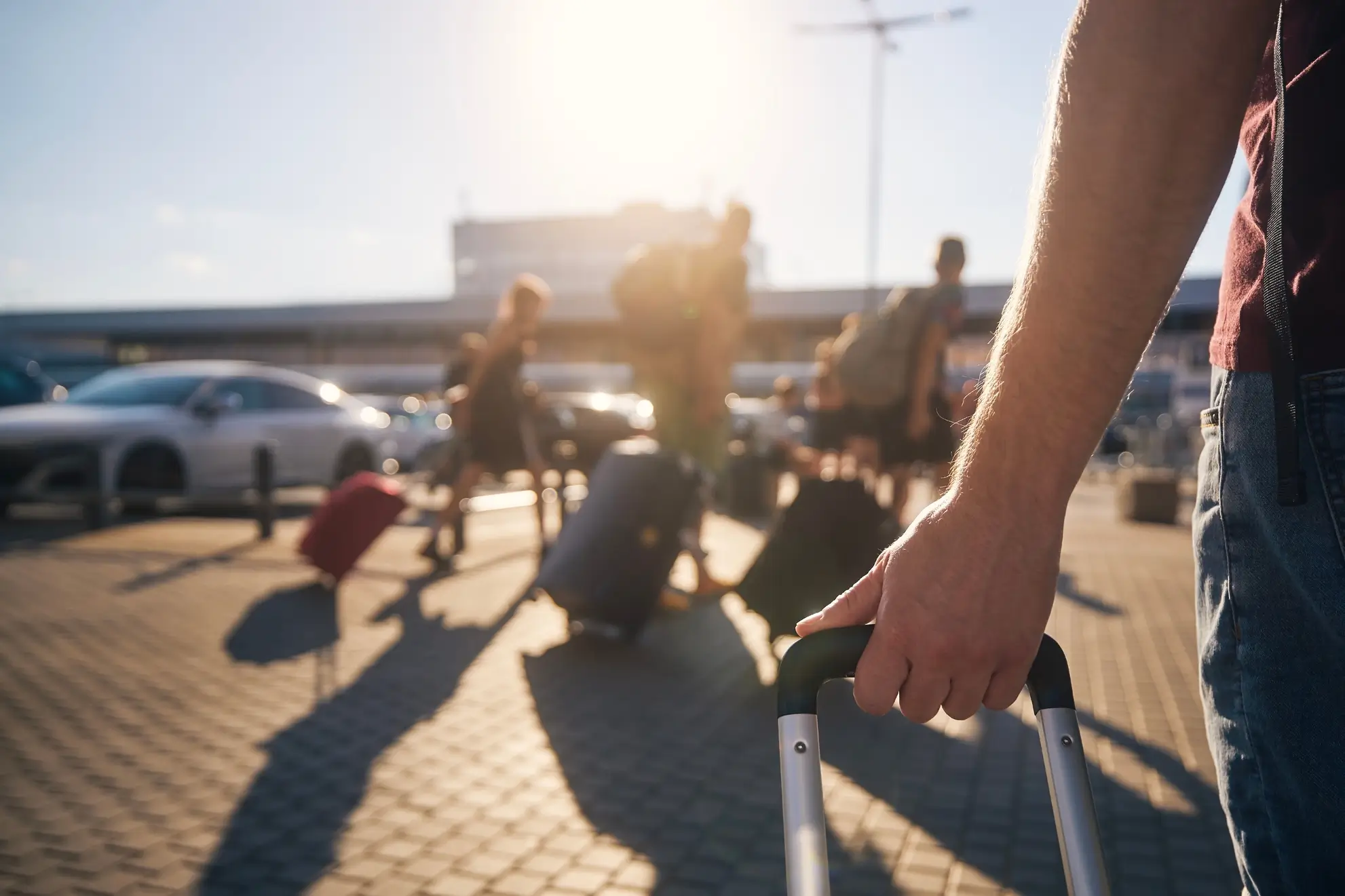 Gruppo in cammino verso il terminal con bagagli sportivi. Trasferta organizzata con voli charter dedicati Flyness.