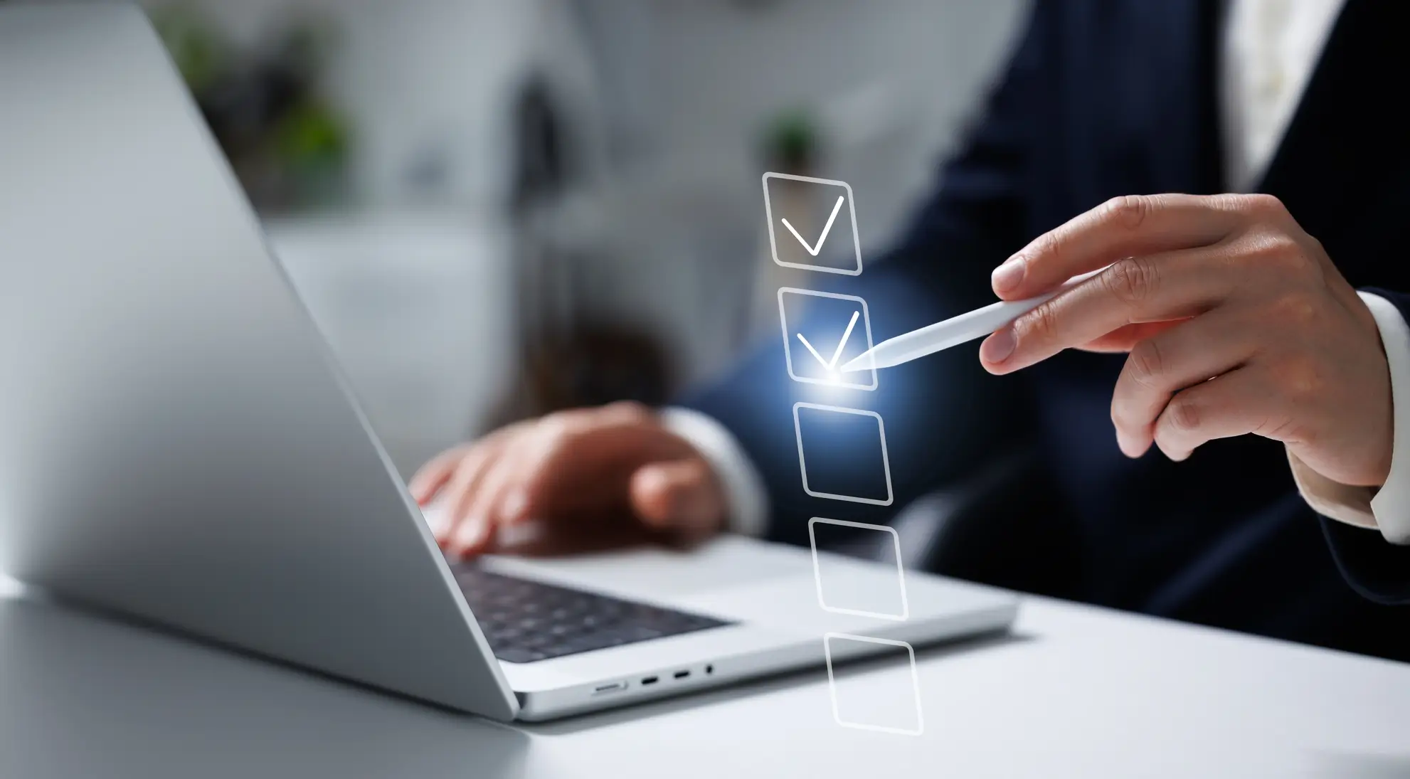 Professionista che completa una checklist digitale su laptop: passaggi da fare prima di viaggiare nel 2025. Flyness, noleggio aereo