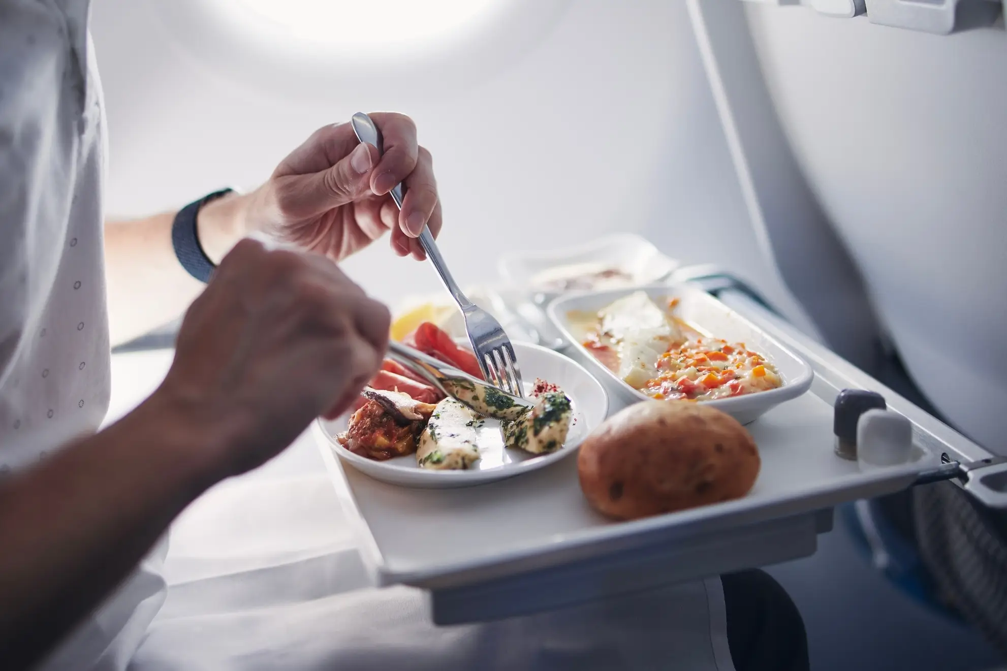 Pasto servito in volo: esempio di catering personalizzato per squadre sportive nei voli charter Flyness.