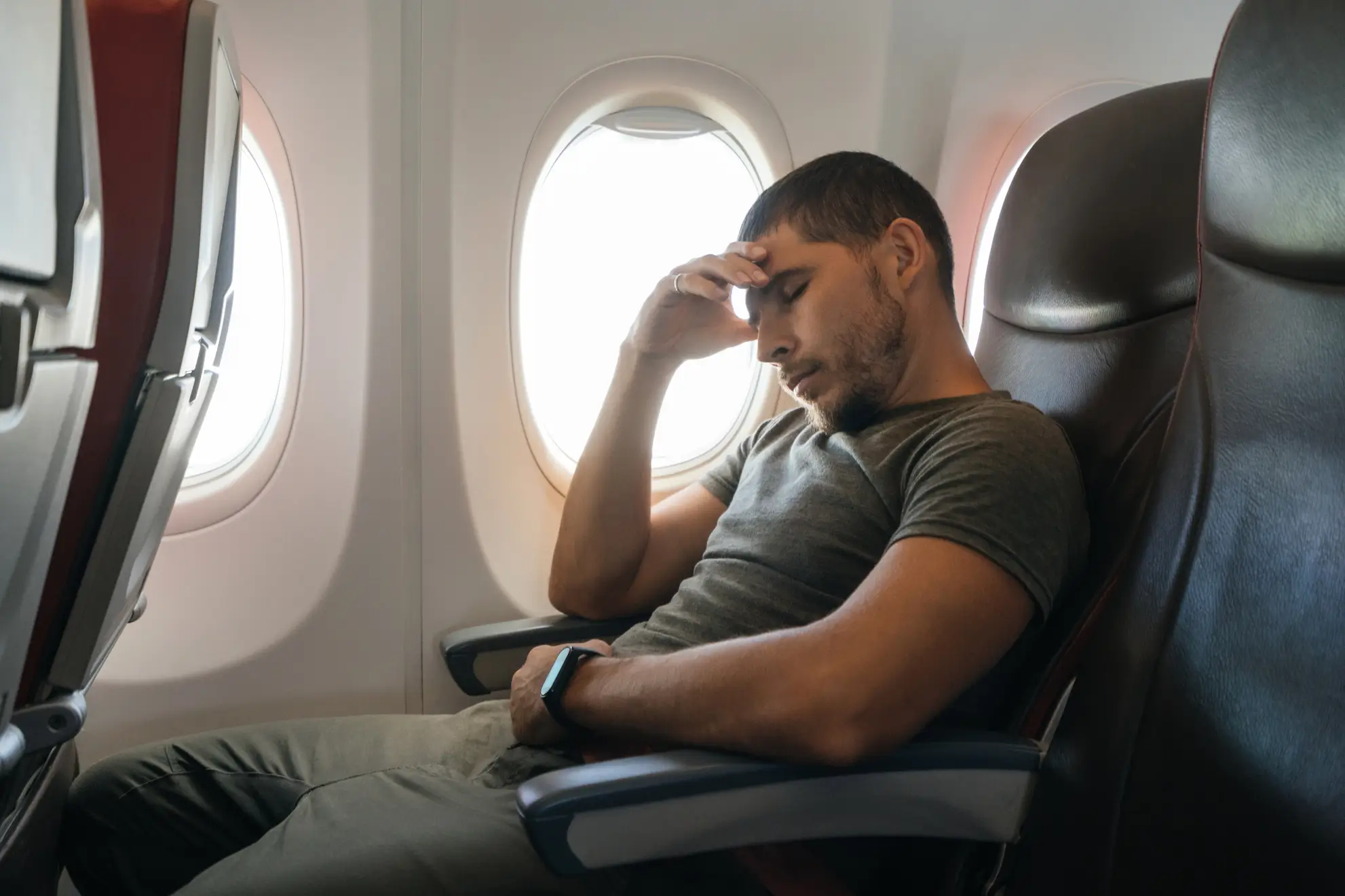 Passeggero affaticato durante il volo: come il viaggio aereo incide su sonno e performance fisica degli atleti