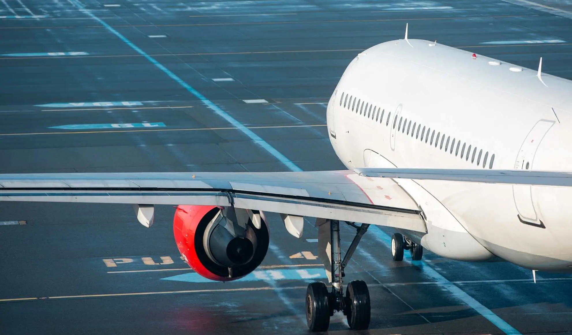aereo-pista-costi-noleggio-charter-tifoseria Aereo charter che rulla verso la pista: i fattori che incidono sul costo dei voli charter per tifoseria, come durata volo e servizi.