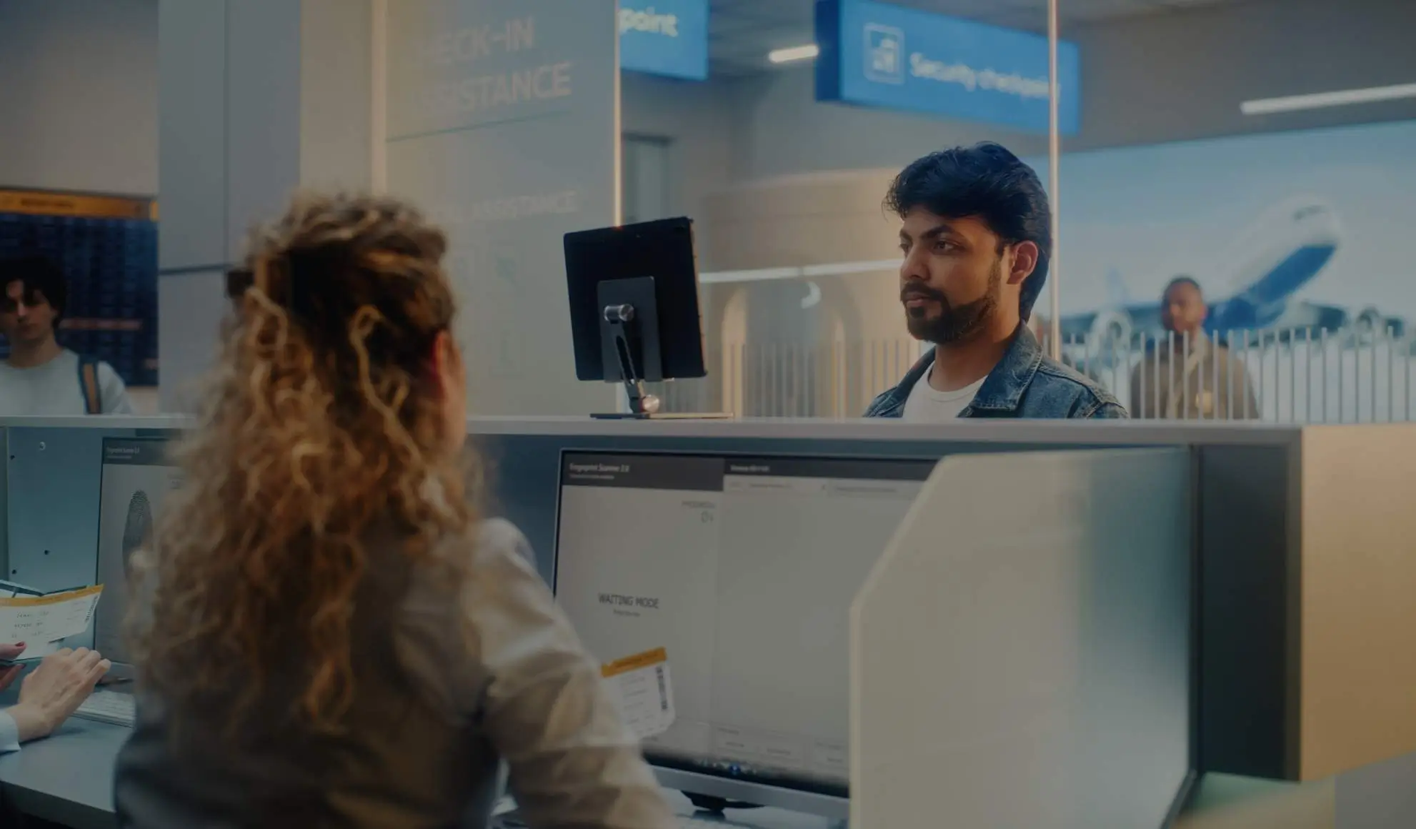 controllo-passaporto-digitale-aeroporto Regole per viaggiare nel 2025: verifica passaporto in aeroporto, simbolo delle nuove regole ETIAS ed EES. Flyness, air chartering