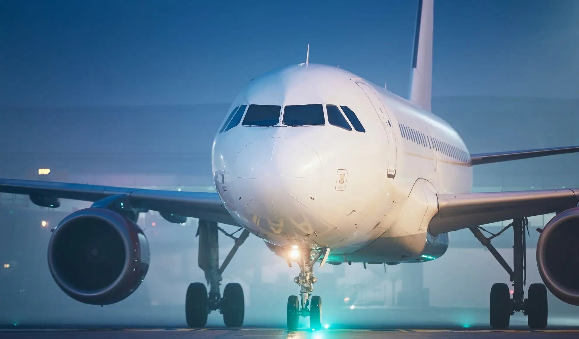 flyness-voli-charter-sportivi-aereo-pista-notte Aereo su pista di notte: affidabilità e precisione nei voli charter Flyness per squadre sportive e trasferte personalizzate