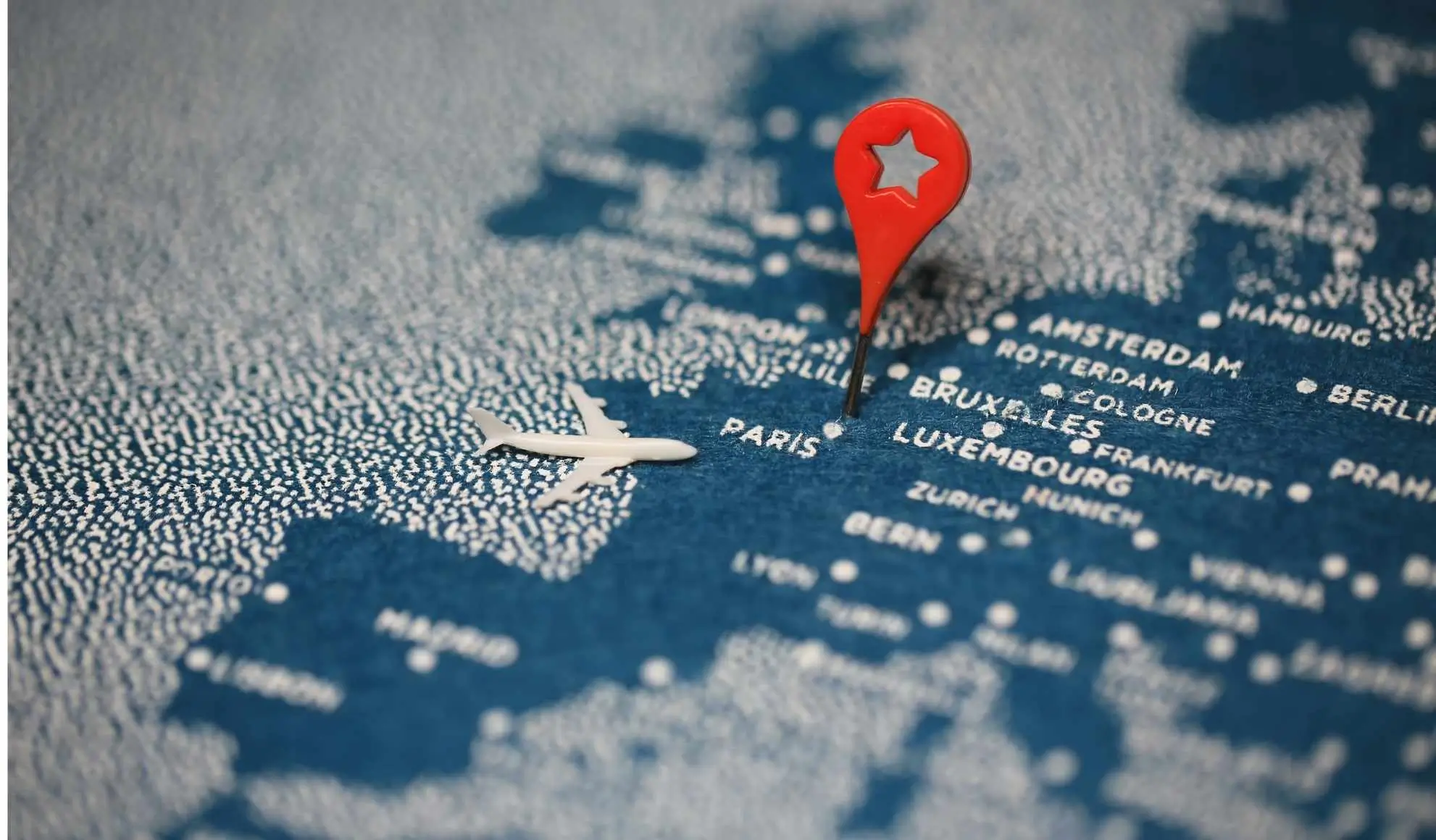 mappa-aeroporti-europa-jet-privato Mappa dell’Europa con pin su Parigi e modellino di jet, illustrazione degli aeroporti ideali per viaggi bleisure