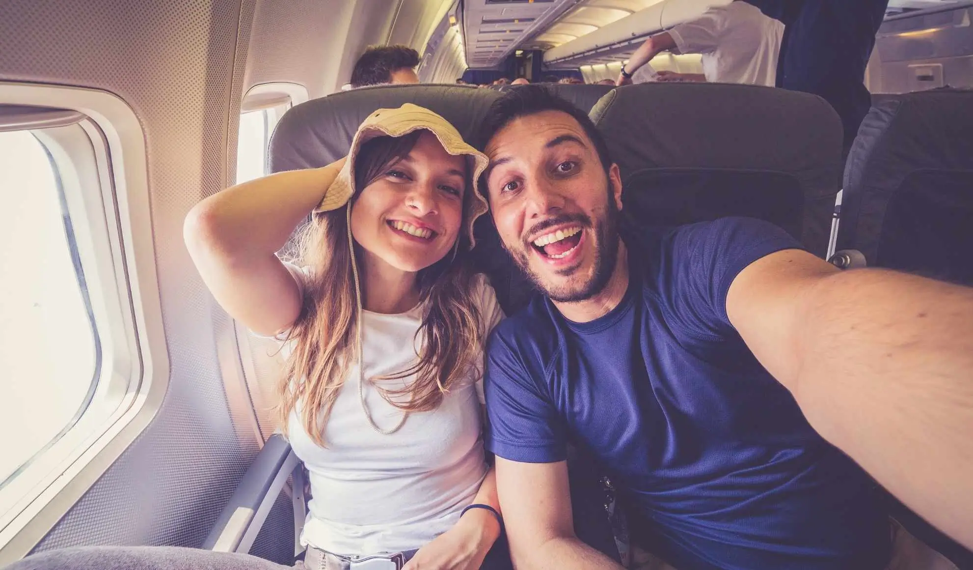 selfie-tifosi-volo-charter-flyness Due tifosi sorridono scattandosi un selfie a bordo del volo charter Flyness verso la partita
