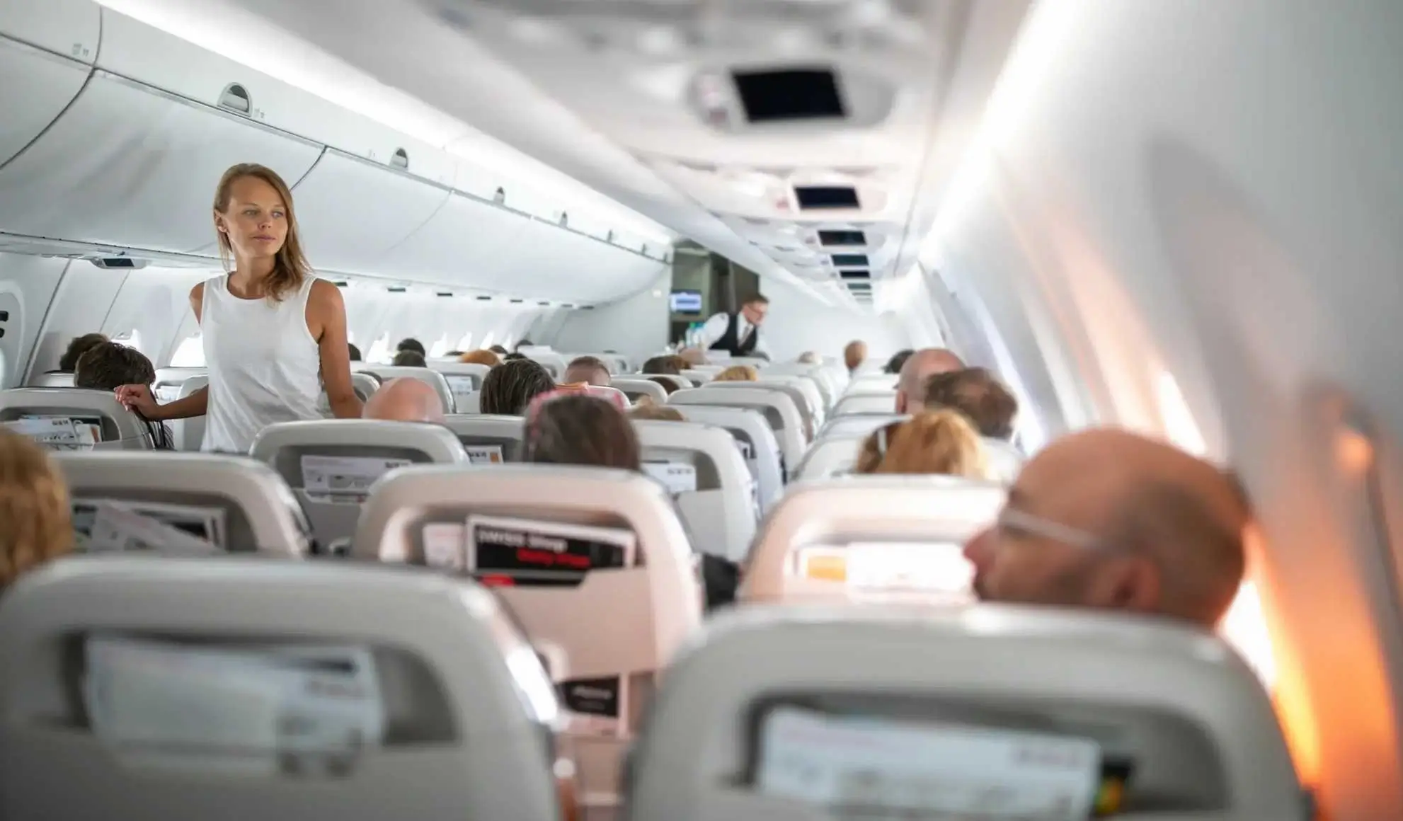 Cabina di un Boeing 737 charter Flyness con gruppo aziendale a bordo, esempio di noleggio aereo per viaggi incentive