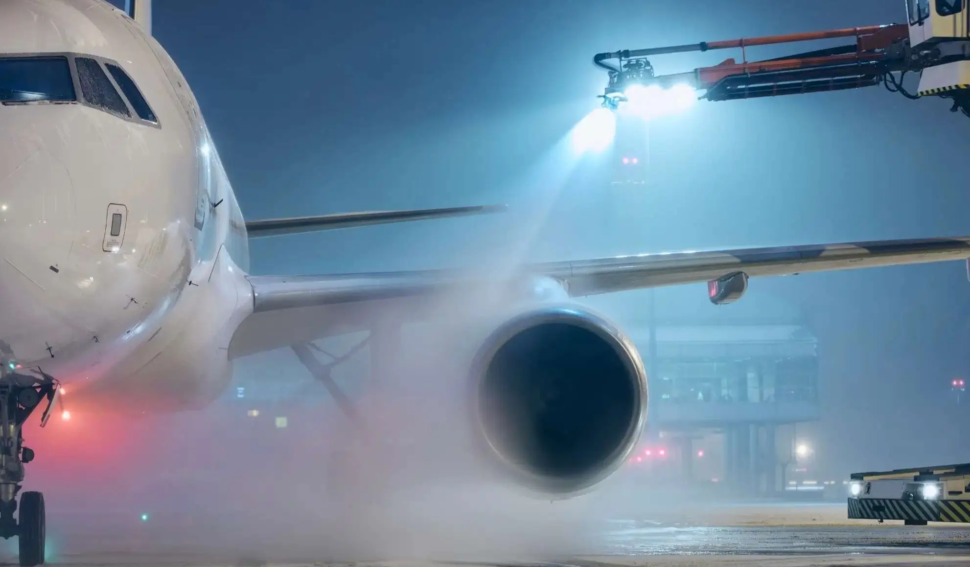 Procedura di de-icing su volo privato prima del decollo per le isole Lofoten, esempio di logistica invernale Flyness