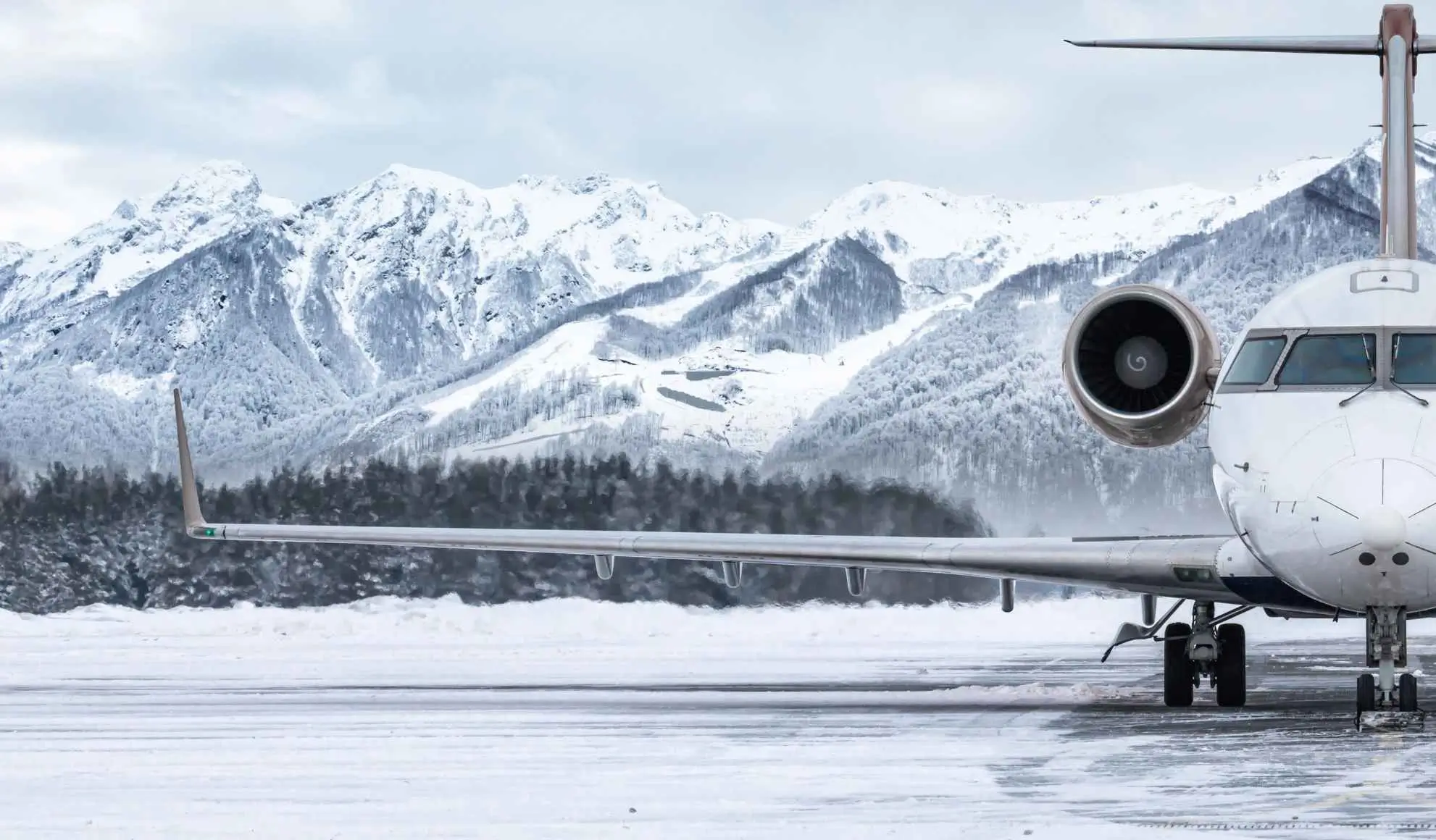 Jet privato su pista innevata con Dolomiti sullo sfondo, scalo ideale per la settimana bianca 2025-26 a Cortina e Val Gardena.