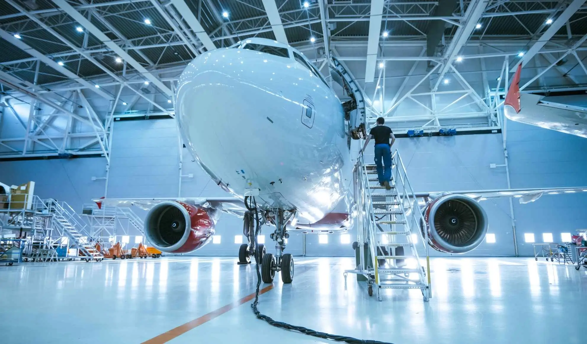 charter-aereo-antenna-hangar-2025 Tecnico installa nuova antenna e sistemi di connettività su aereo charter in hangar, aggiornamento 2025