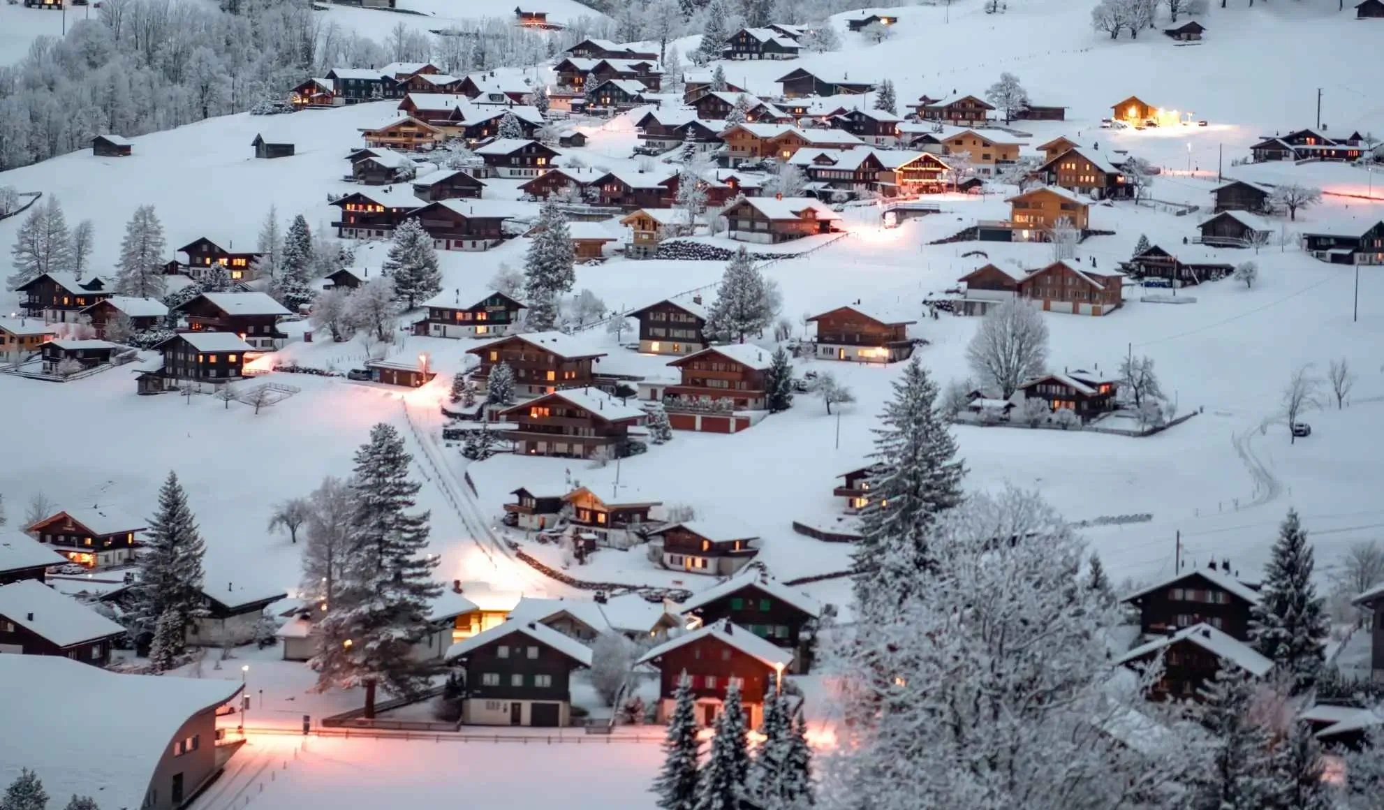 Chalet di lusso innevati in un villaggio alpino, tra le destinazioni top per la settimana bianca 2025-26 nelle Dolomiti e Alpi Svizzere