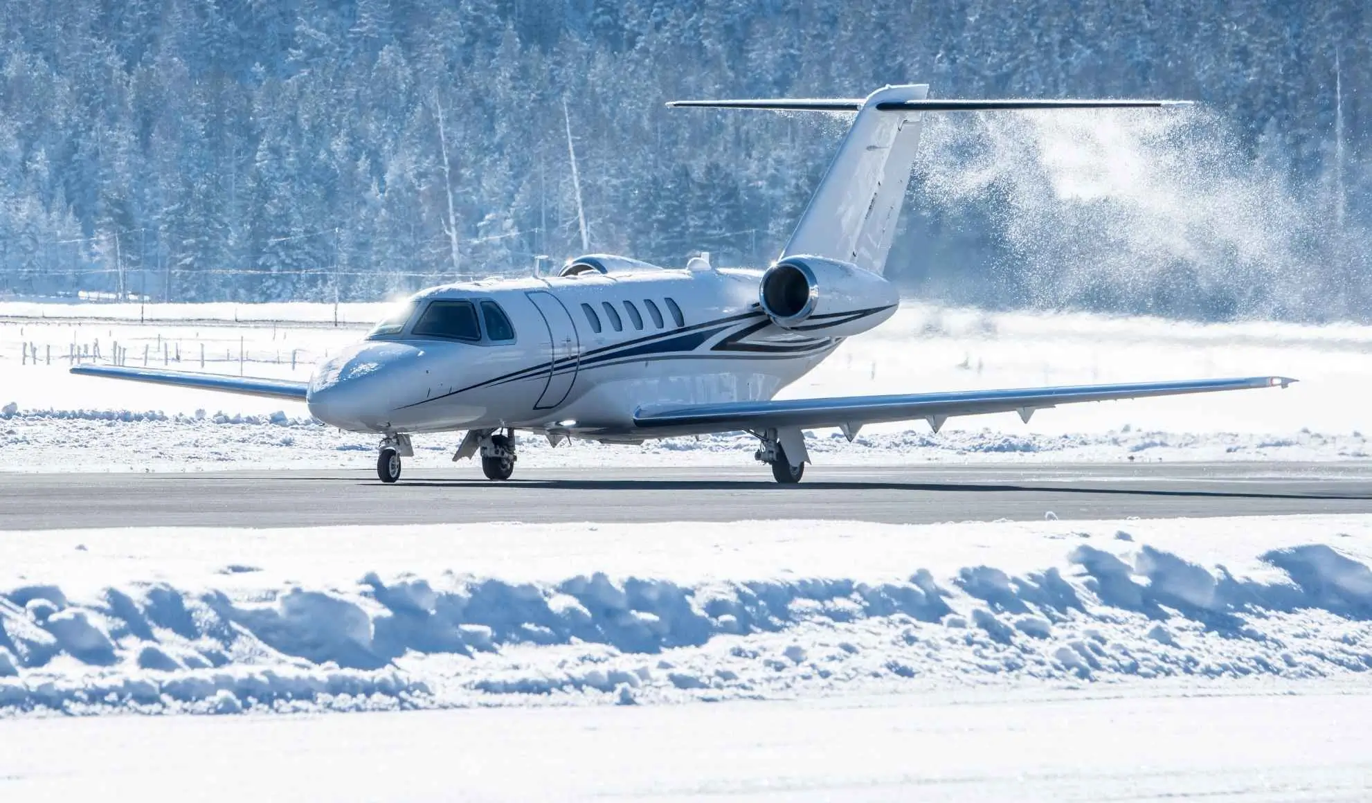 Jet privato su pista innevata nelle Alpi Svizzere, punto di accesso diretto per St. Moritz e località sciistiche settimana bianca 2025