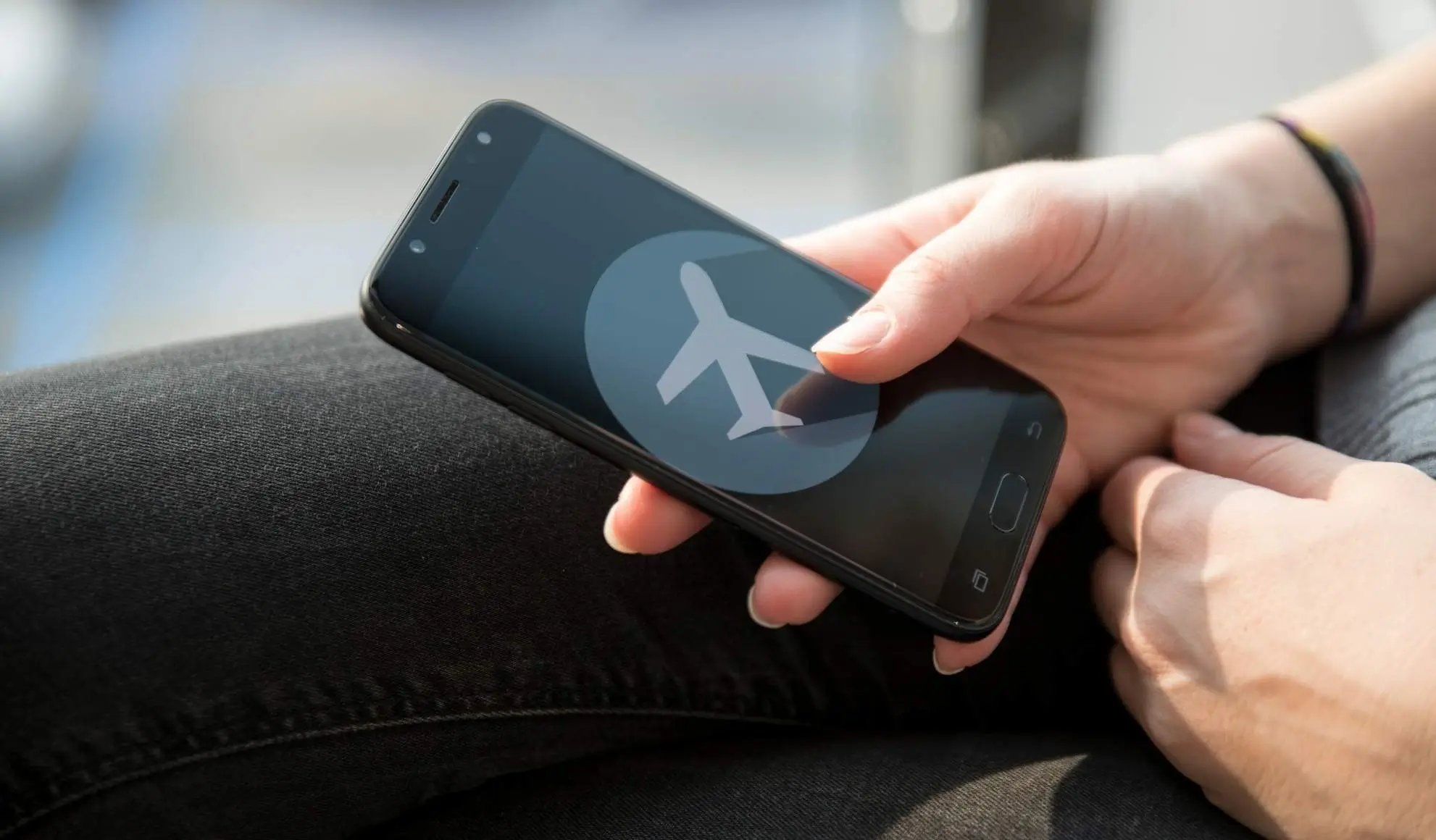 modalita-aereo-icona-smartphone Utente attiva modalità aereo sullo smartphone prima del volo privato Flyness