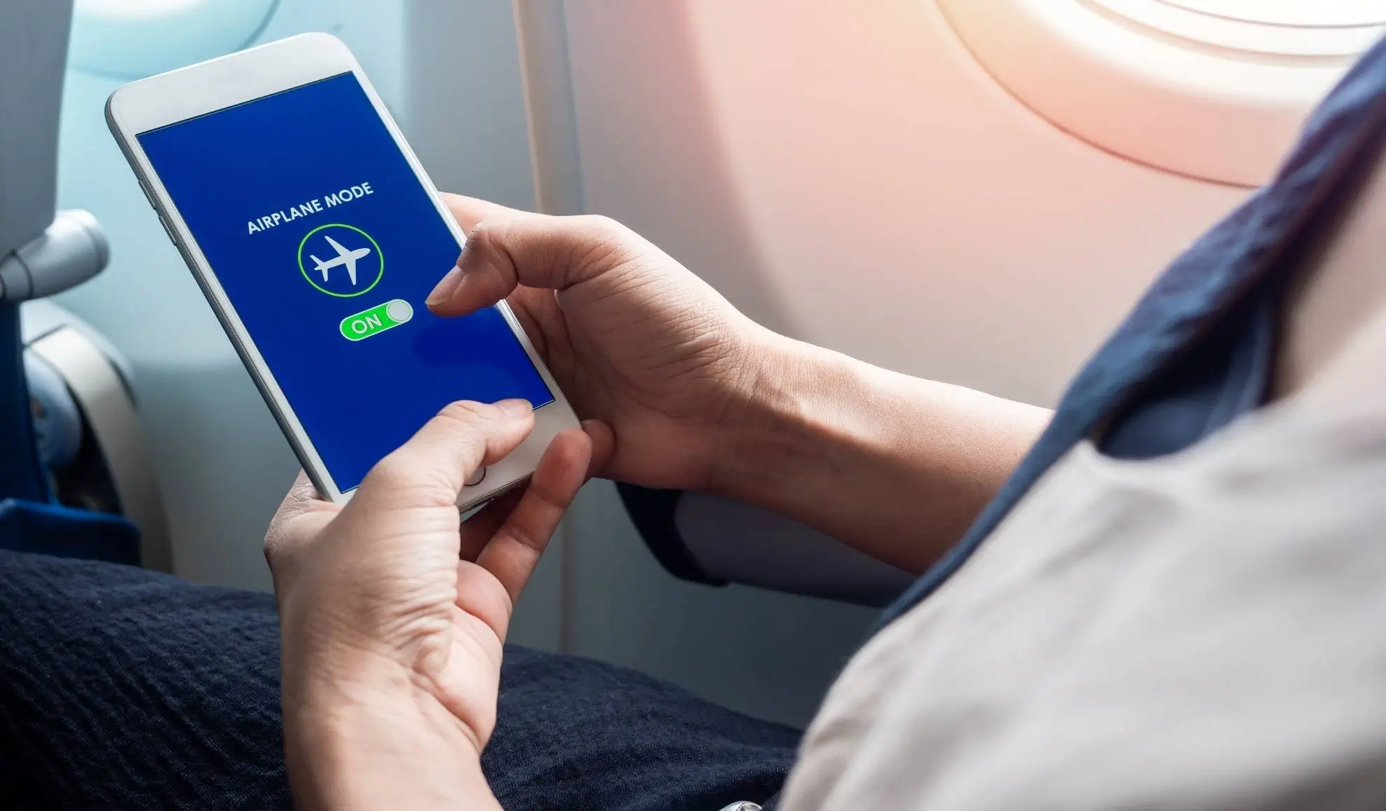 modalita-aereo-smartphone-cabina Smartphone con modalità aereo attivata durante volo privato
