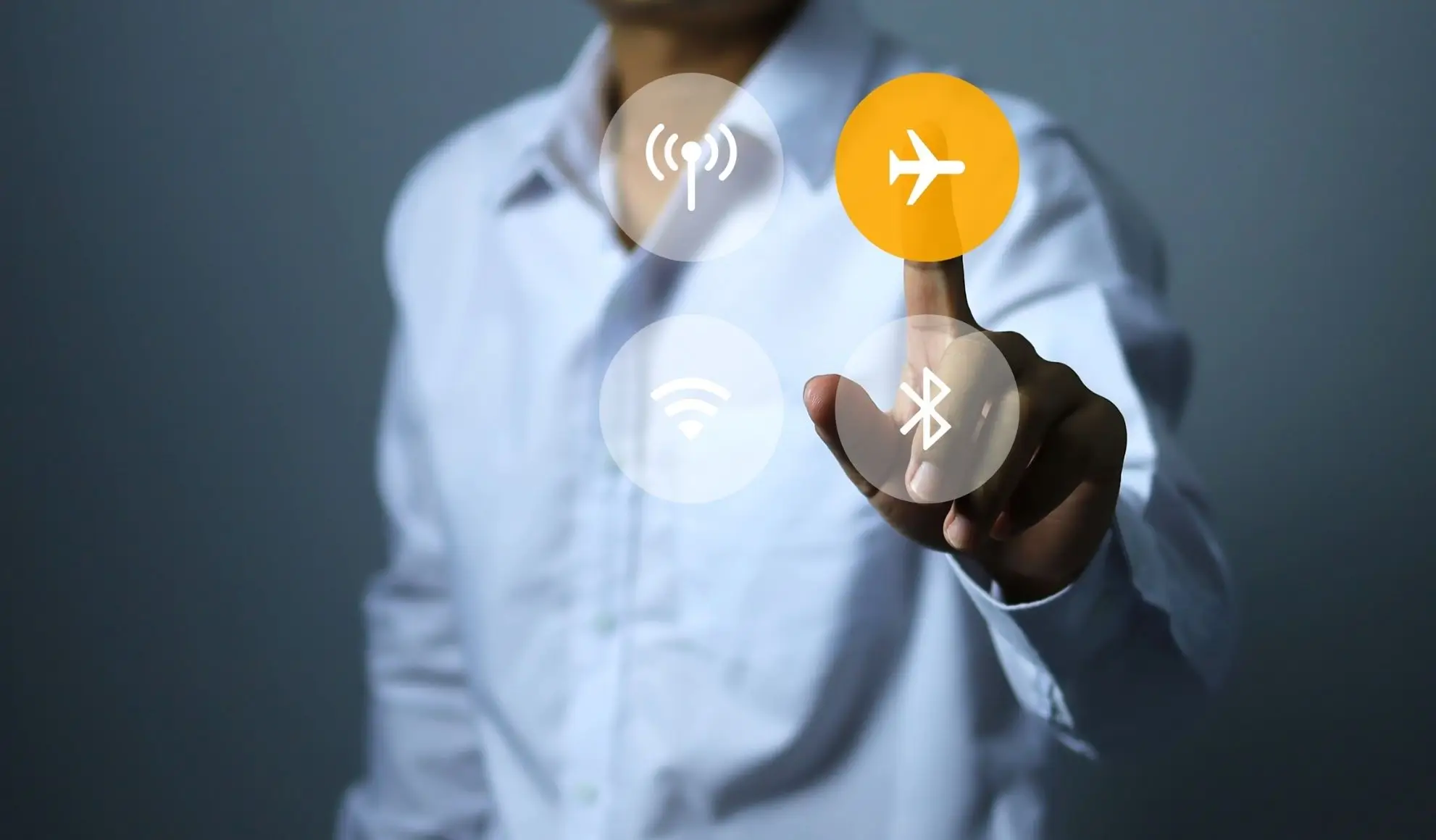 modalita-aereo-wifi-in-aereo Mano attiva modalità aereo, simbolo della connessione aerea e wi-fi di bordo durante il volo.