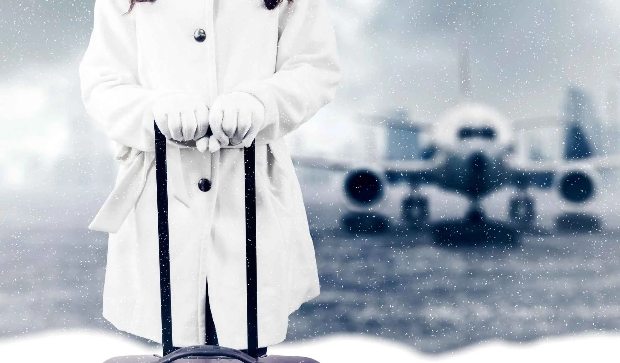 Donna con cappotto bianco e valigia su sfondo con aereo, simbolo della comodità di scegliere un volo charter per la settimana bianca.