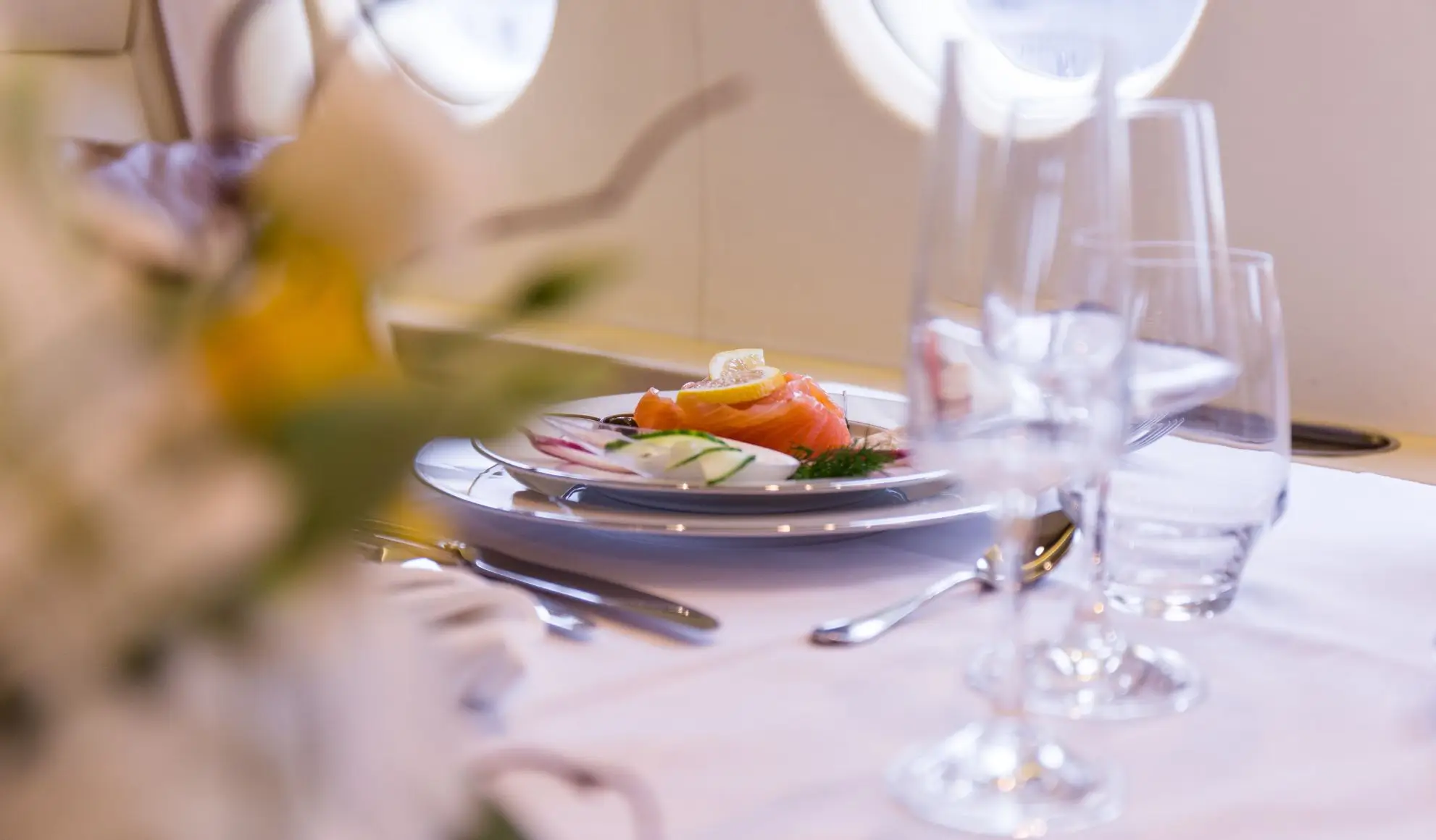 Catering a bordo: Piatto gourmet servito in jet privato, a simboleggiare le nuove tendenze della ristorazione in aereo per i catering di bordo. 