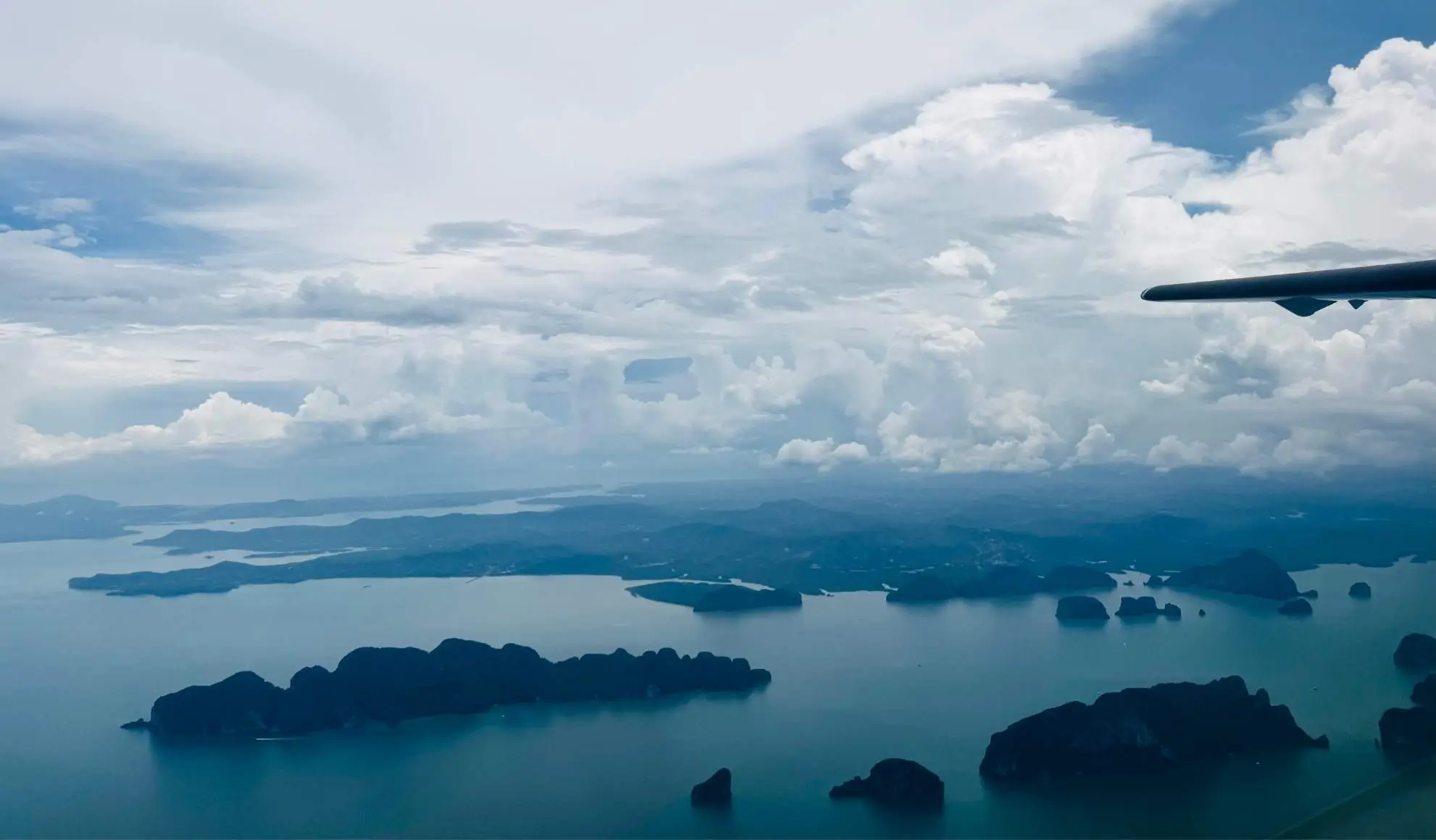 Vista dall’aereo sulle isole della Thailandia. Volo charter per eventi incentive Flyness, air charter broker