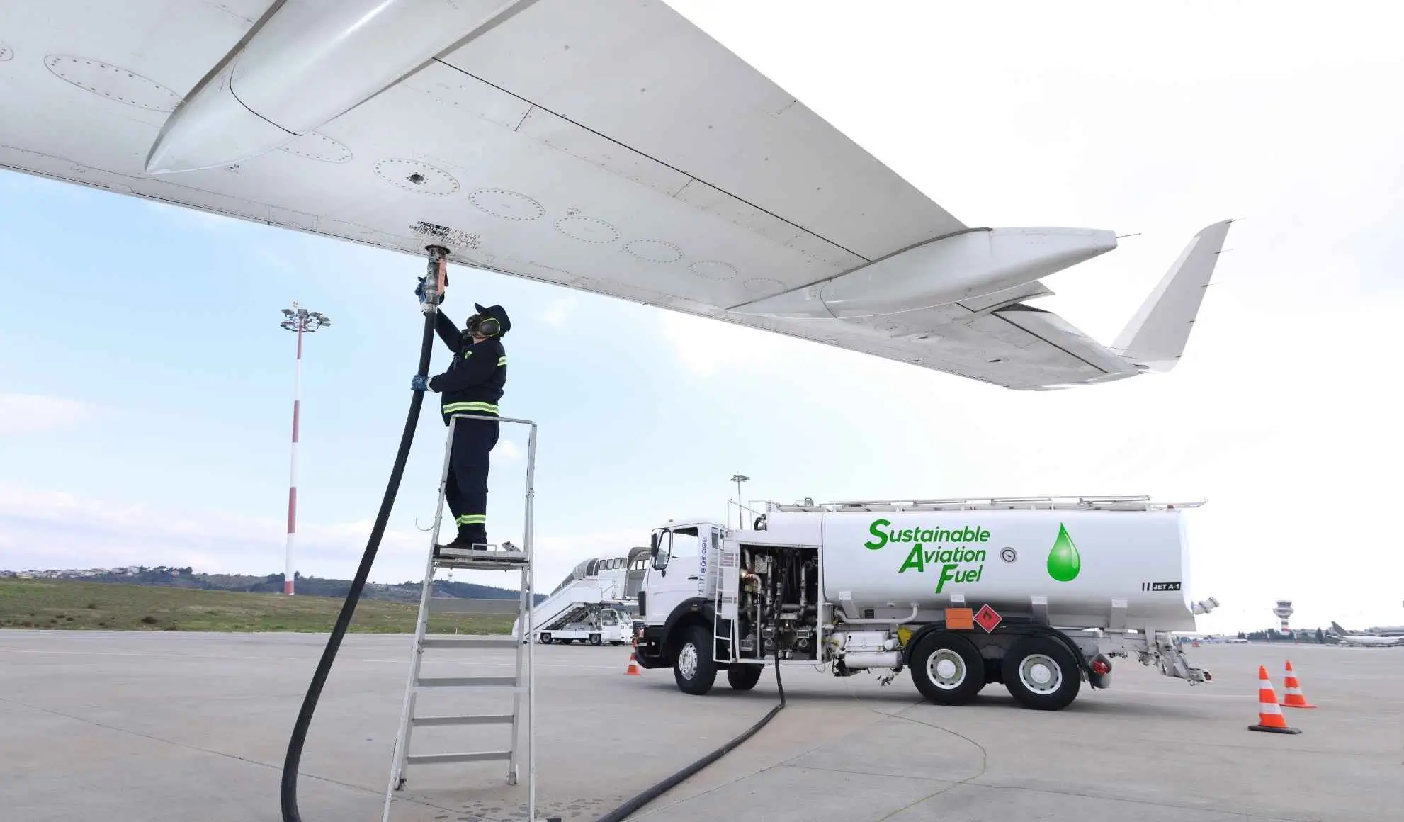 Rifornimento di un aereo con Sustainable Aviation Fuel tramite autocisterna SAF in aeroporto