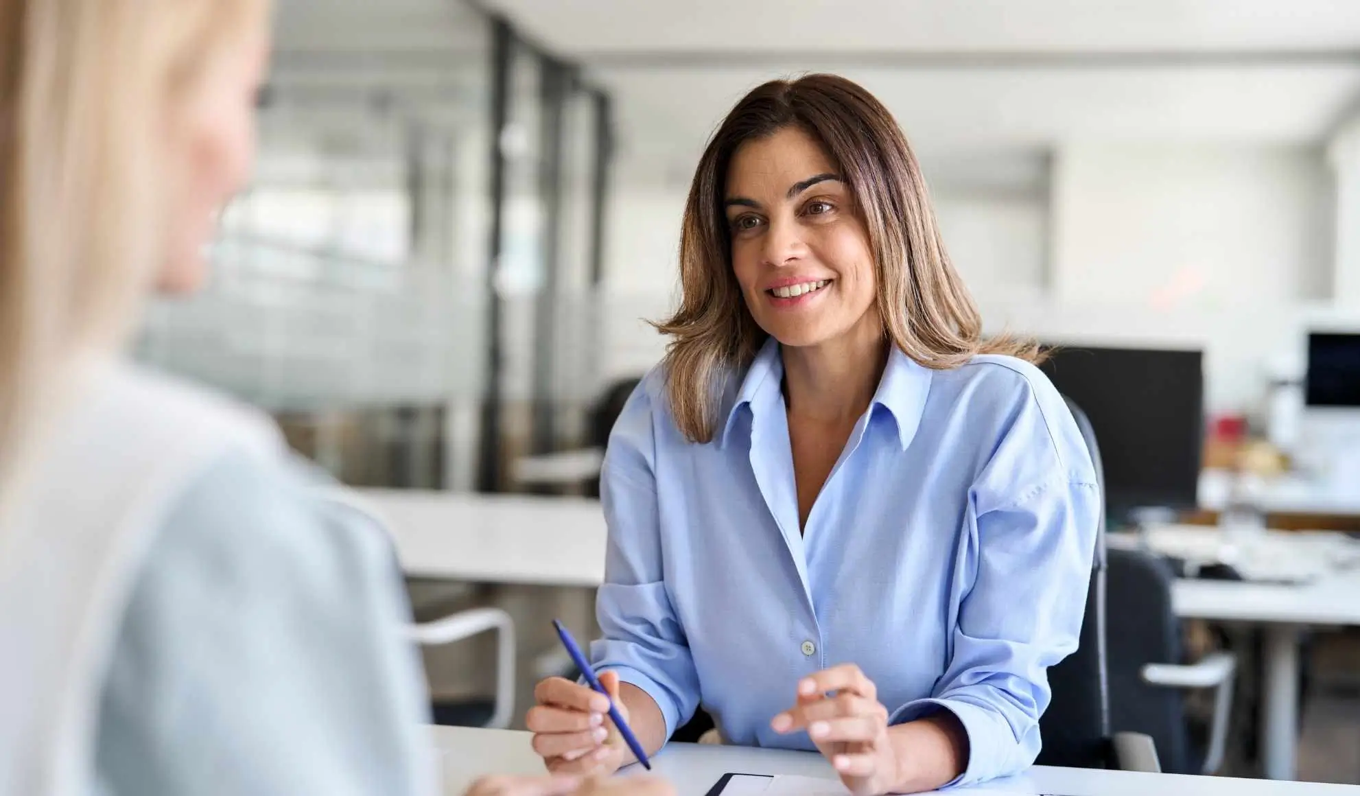 Consulente Flyness che dialoga con un marketing manager durante la pianificazione di un volo charter MICE personalizzato.