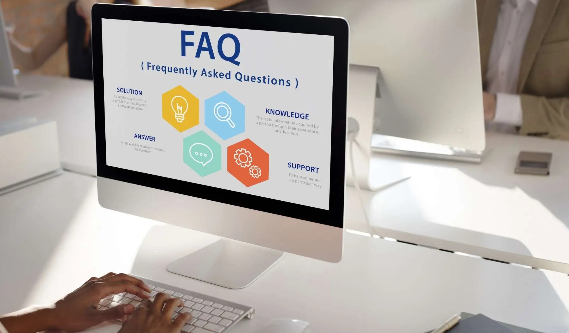 Schermo con sezione FAQ visualizzata in un ambiente di lavoro, simbolo delle risposte alle domande comuni sul Sustainable Aviation Fuel