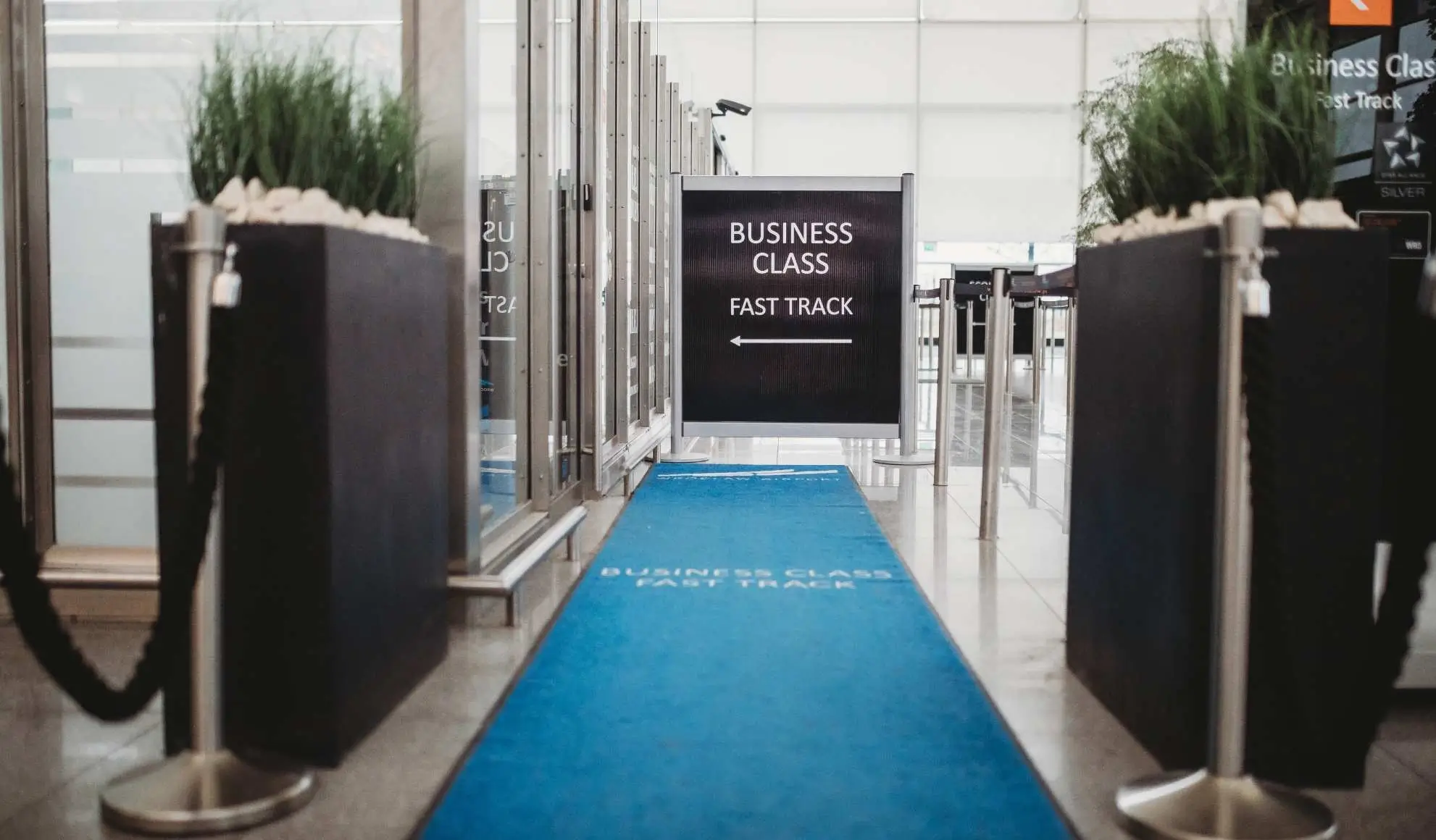 Ingresso Business Class Fast Track in aeroporto, simbolo dei migliori aeroporti Skytrax 2025 per voli privati e charter.