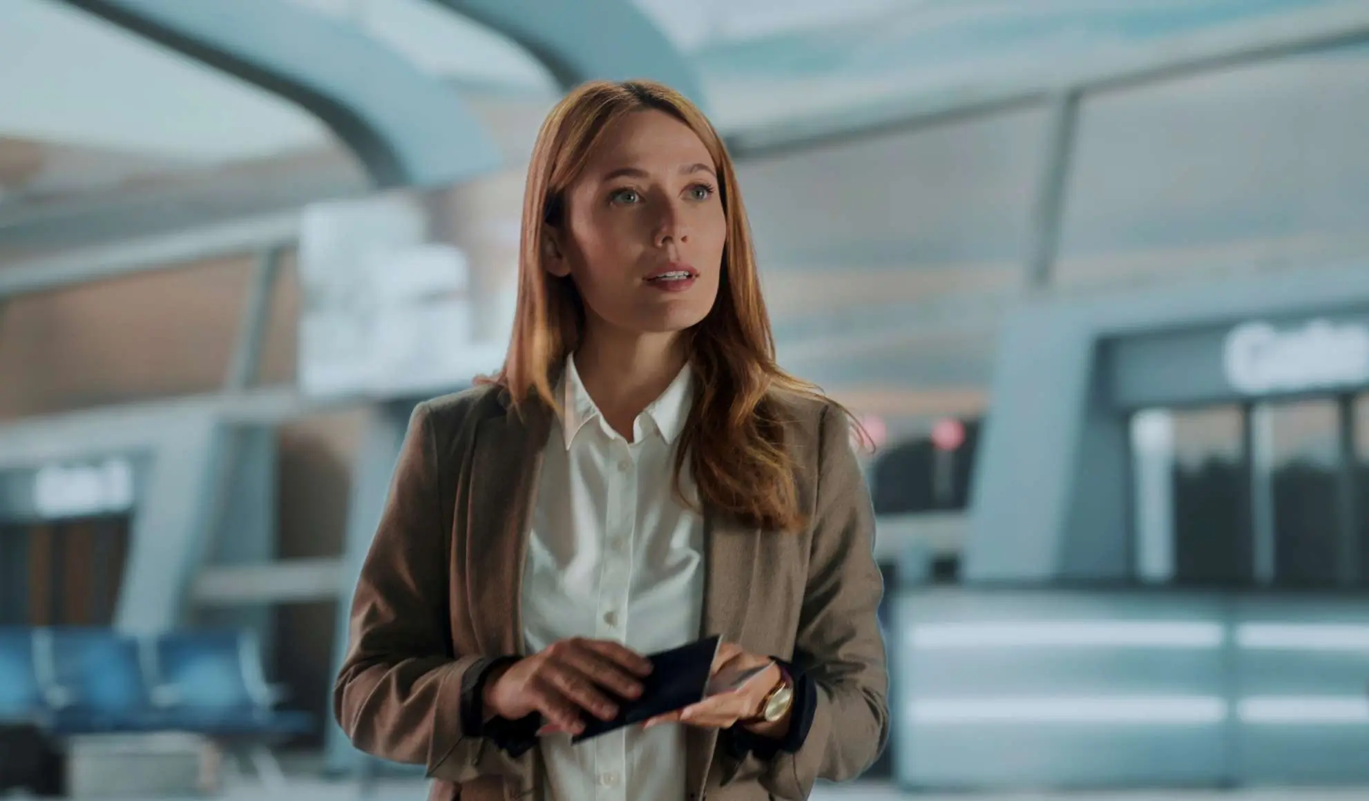 Professionista in aeroporto durante la valutazione del rischio nella scelta del volo per eventi aziendali