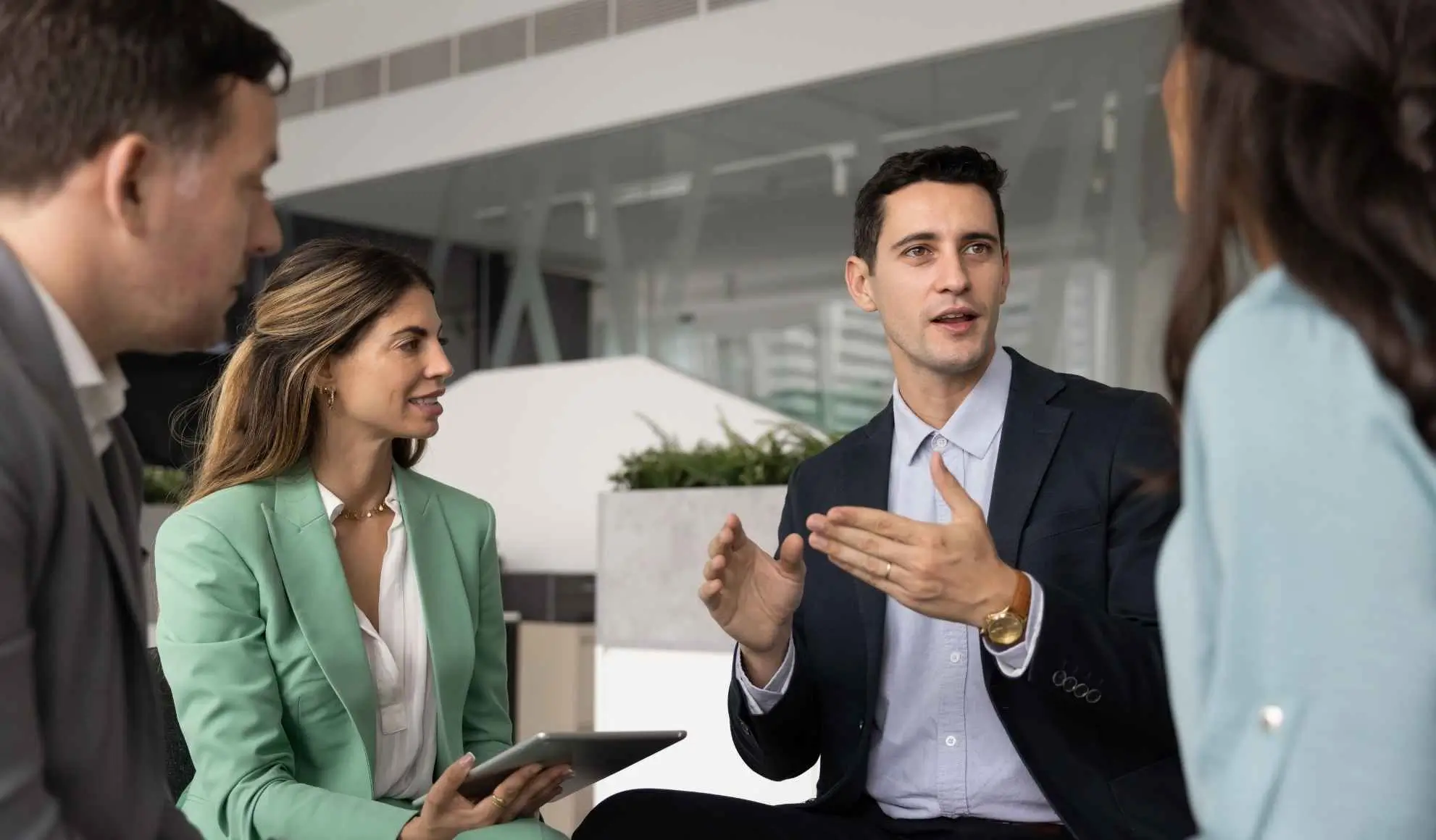 domande-frequenti-viaggi-lavoro-business-jet-consulenza Consulente che fornisce chiarimenti e risposte sui viaggi di lavoro in business jet