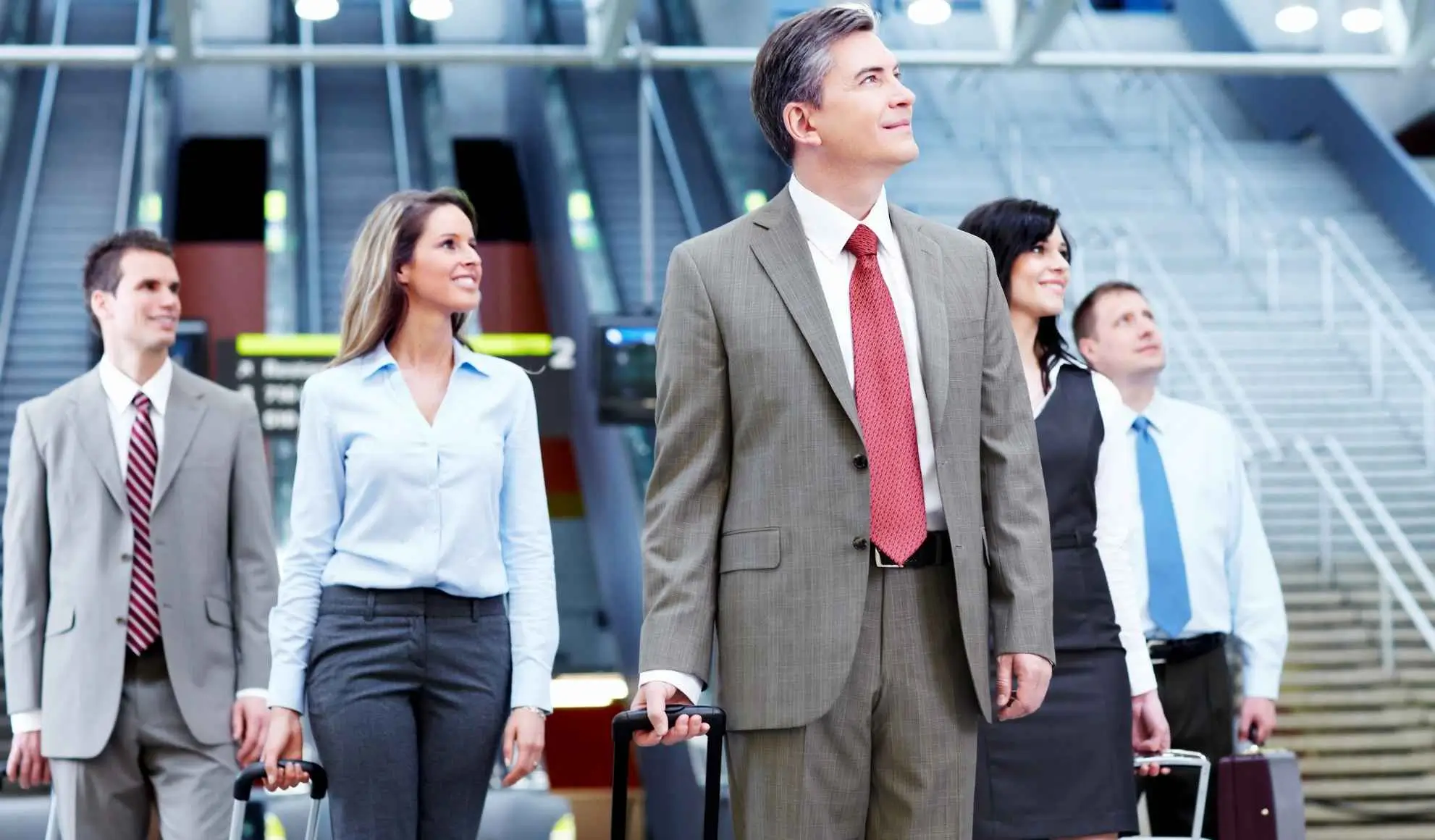 Gruppo di professionisti in aeroporto durante un viaggio per un evento aziendale, come parte dell’esperienza dell’evento