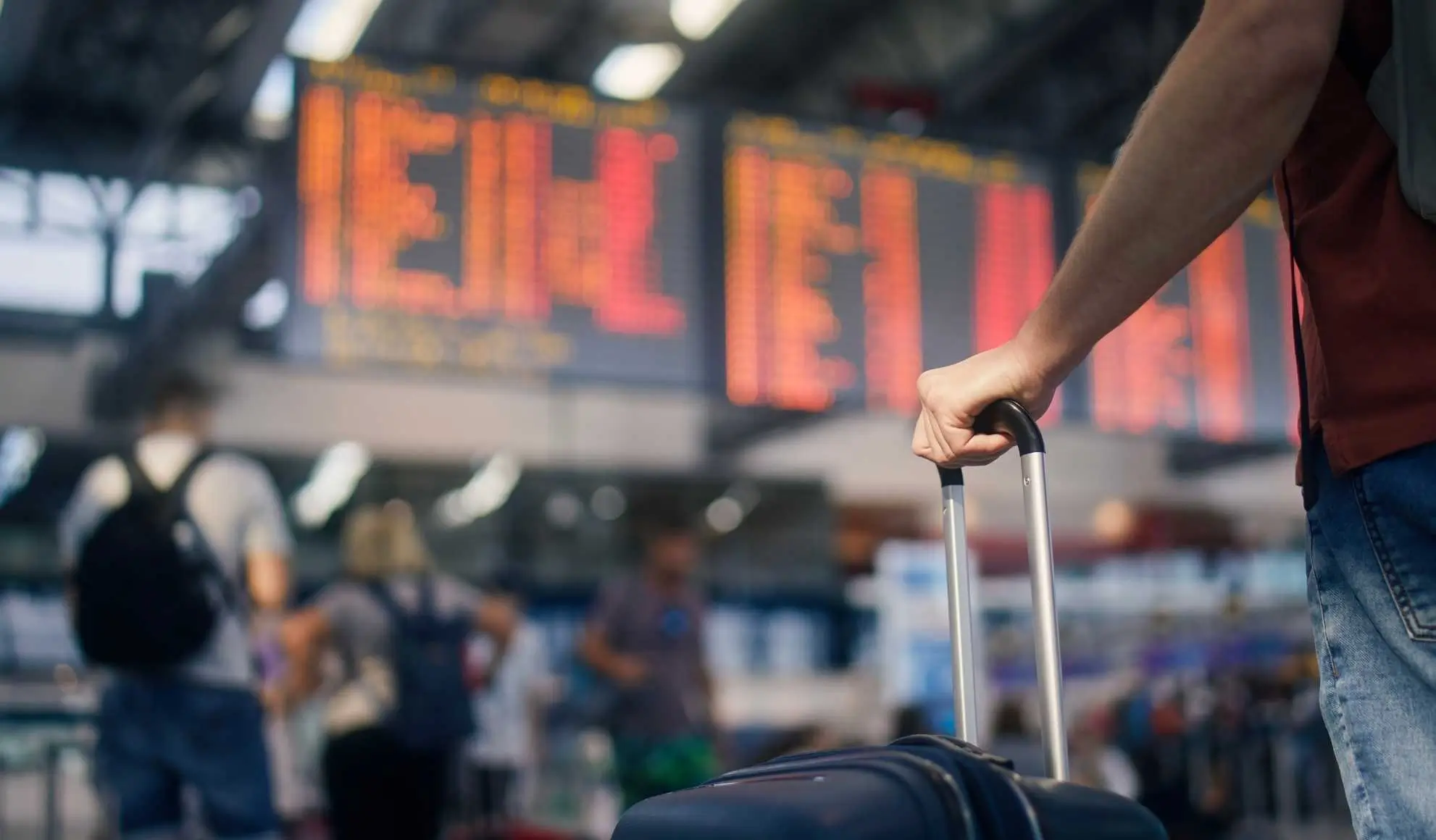Ritardi dei voli in aeroporto durante viaggi per eventi aziendali, criticità e rischi