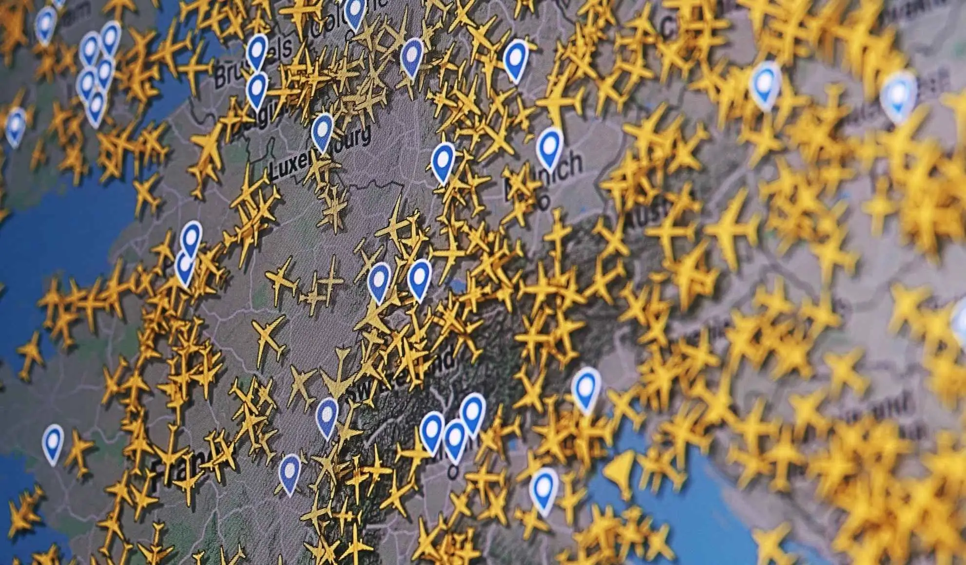 Mappa del traffico aereo europeo che mostra l’elevata densità di voli e la pressione sul sistema aeroportuale