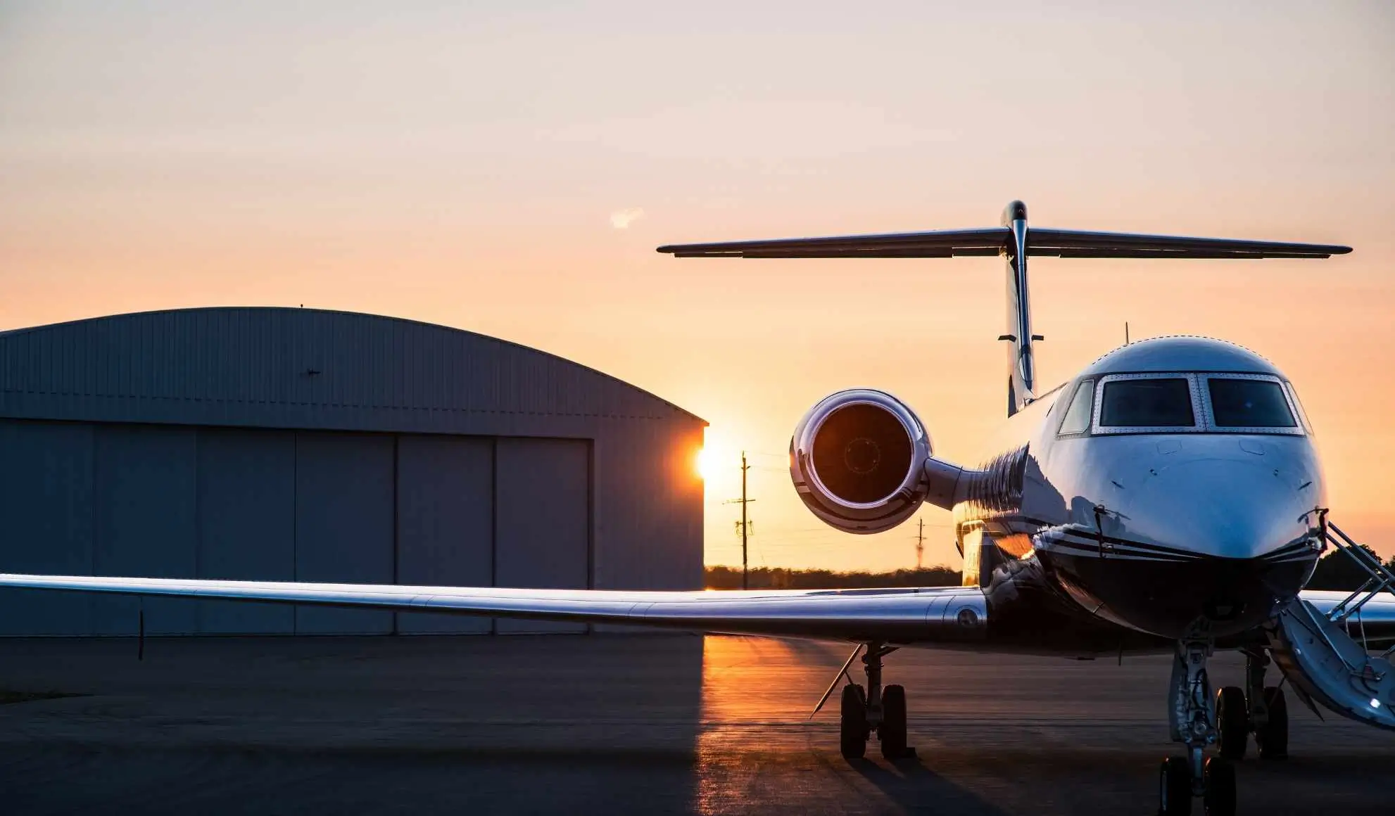 Business jet in aeroporto operativo per viaggi di lavoro multi-tappa in Europa