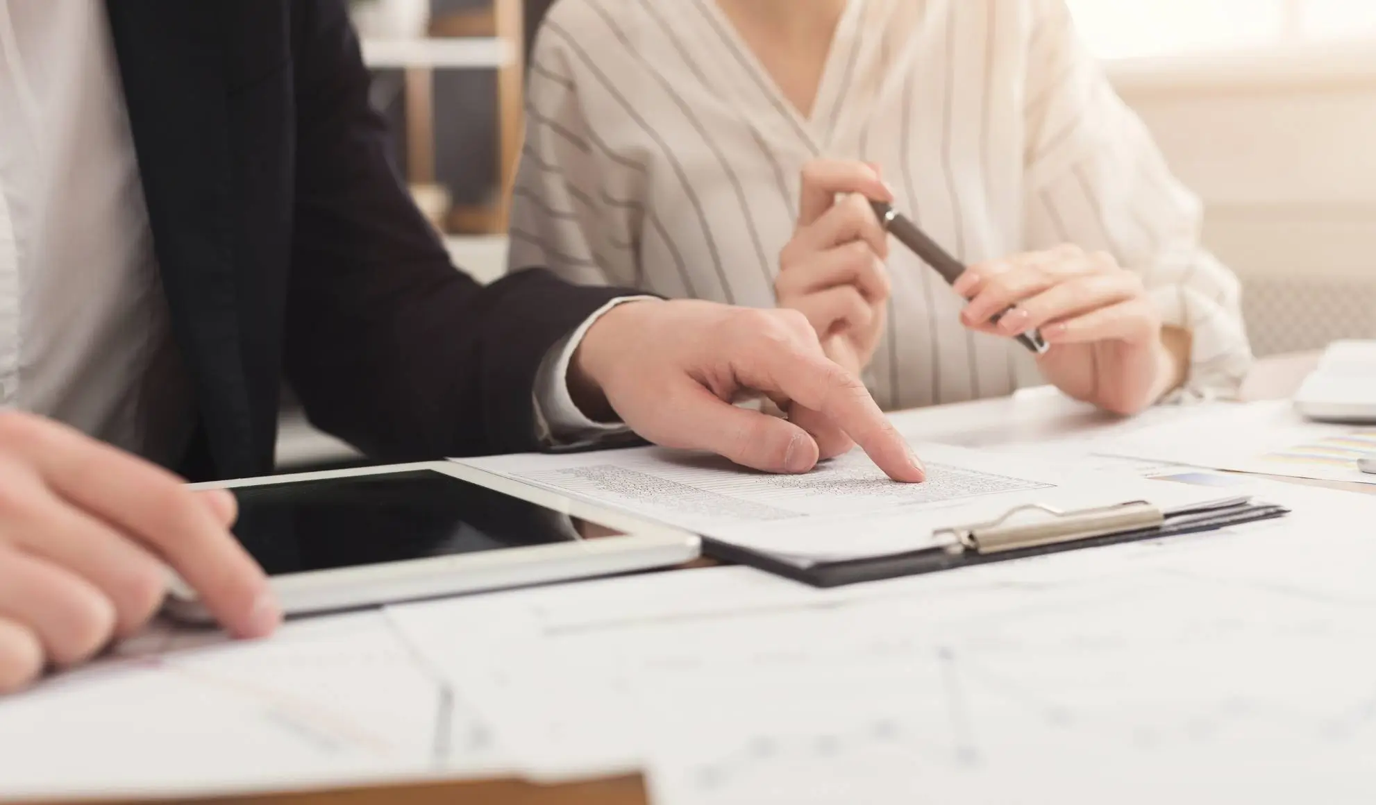 Due professionisti che analizzano documenti e definiscono il brief iniziale per l’organizzazione di un volo charter MICE