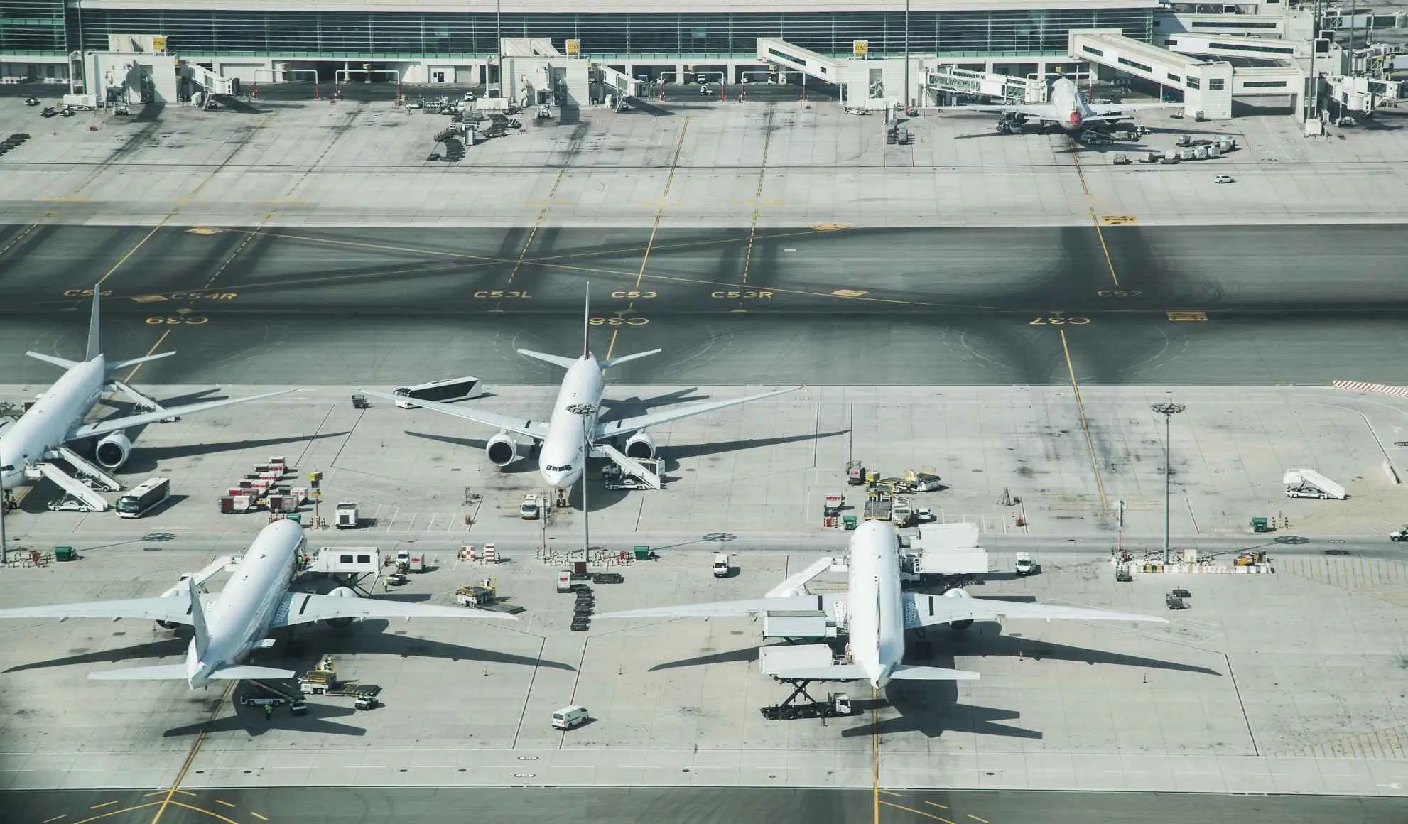 Aeromobili e mezzi operativi su piazzale aeroportuale affollato, segnale della saturazione del sistema dei voli nel 2026