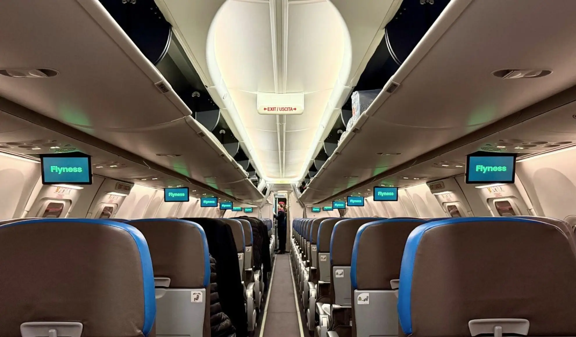 Interno di un volo charter Flyness allestito per una trasferta sportiva organizzata